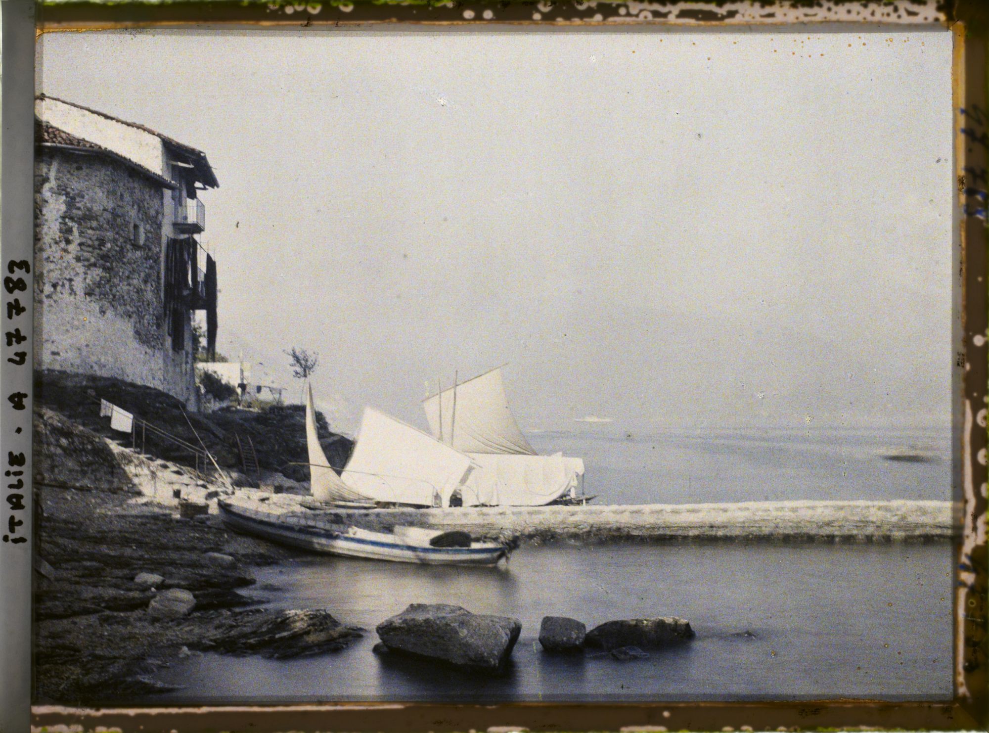 Image représentant Embarcations de pêcheurs sur l'île des Pêcheurs (isola dei Pescatori)