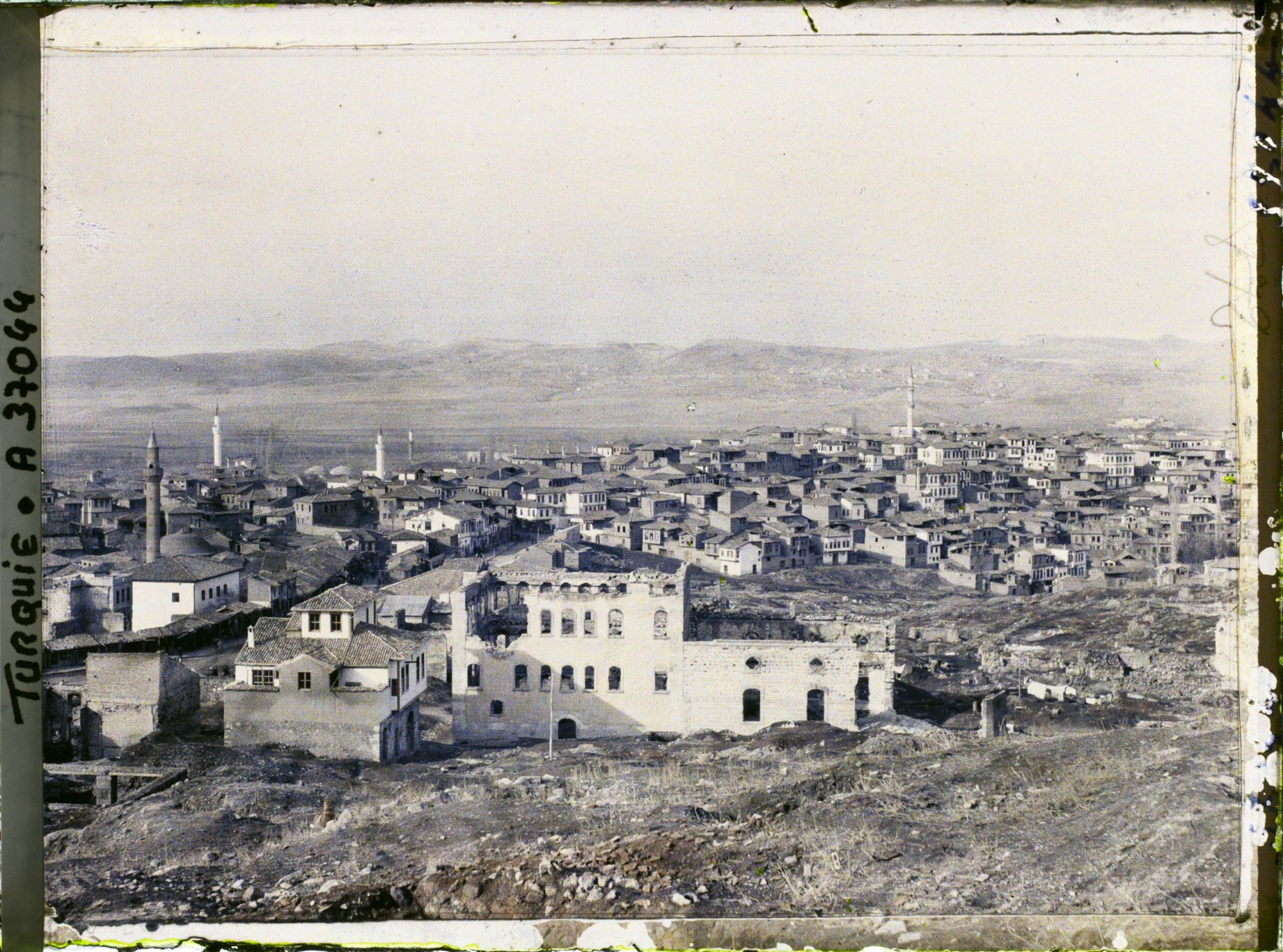 Image représentant Panorama sur la ville basse, vers le sud (depuis la ville haute sous la citadelle). (A droite, le minaret de la mosquée Haci Bayram)