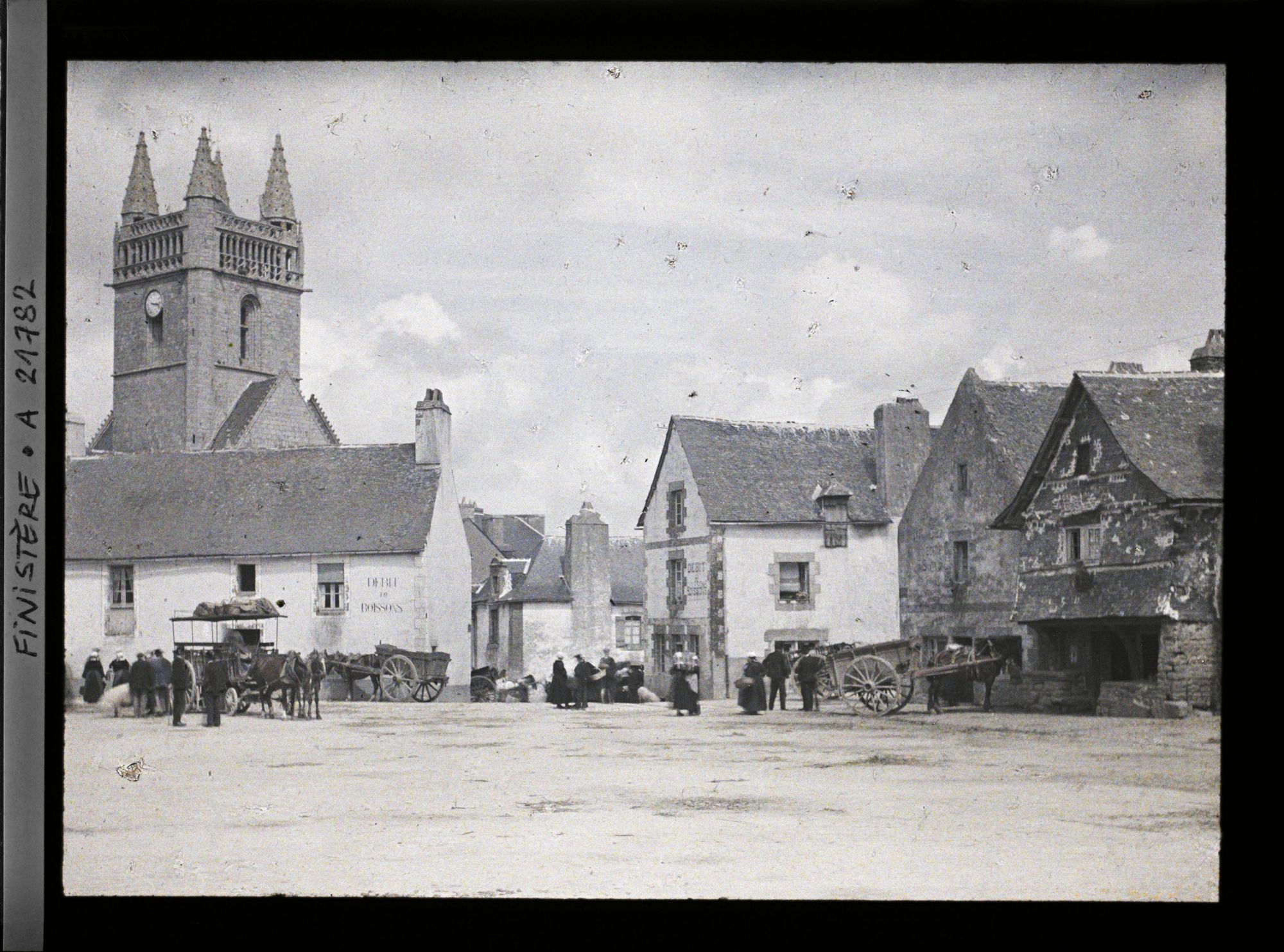 Image représentant La place Saint-Michel ; à gauche, la tour de l'église Notre-Dame-de-l'Assomption (appelée aussi Saint-Michel)