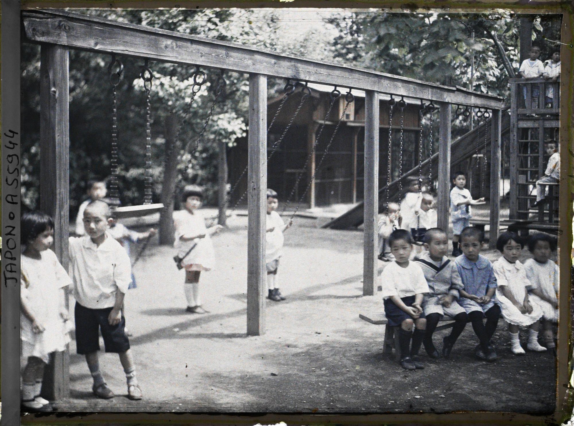 Image représentant Ecole d'Aoyama, enfants et balançoires