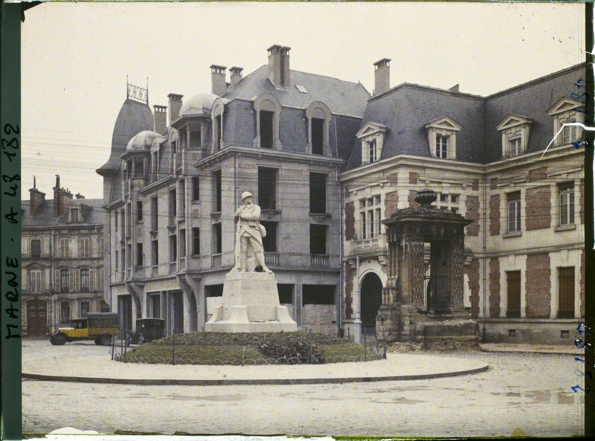 Image représentant France, Reims, Monumt aux Morts, Rond Point Langlet