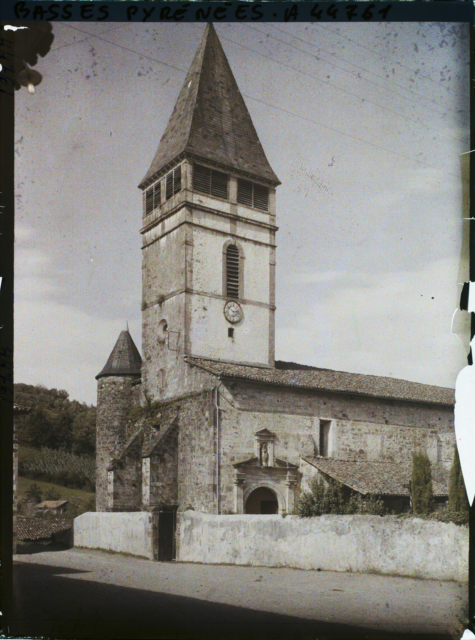 Image représentant France , St Etienne-de-Baigorry, L'Eglise et sa Vieille Tour