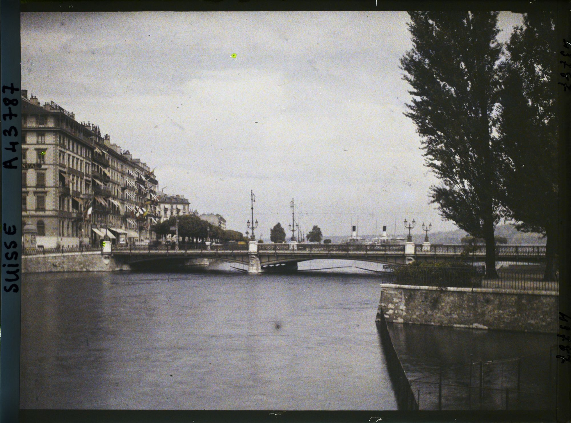 Image représentant Le pont du Mont-Blanc, le Rhône et l'île Rousseau
