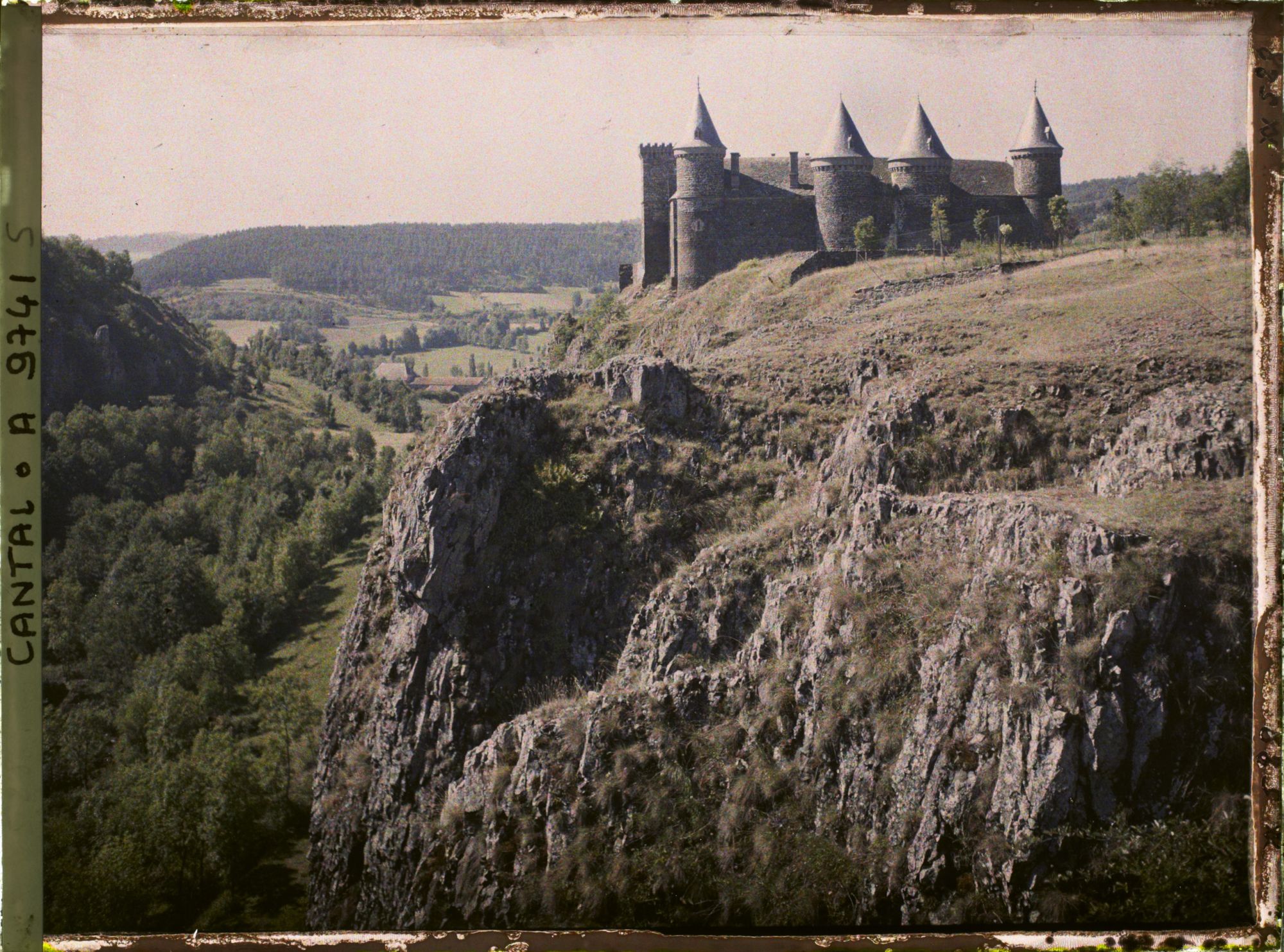Image représentant Le château du Sailhant, vu du ravin de Babory