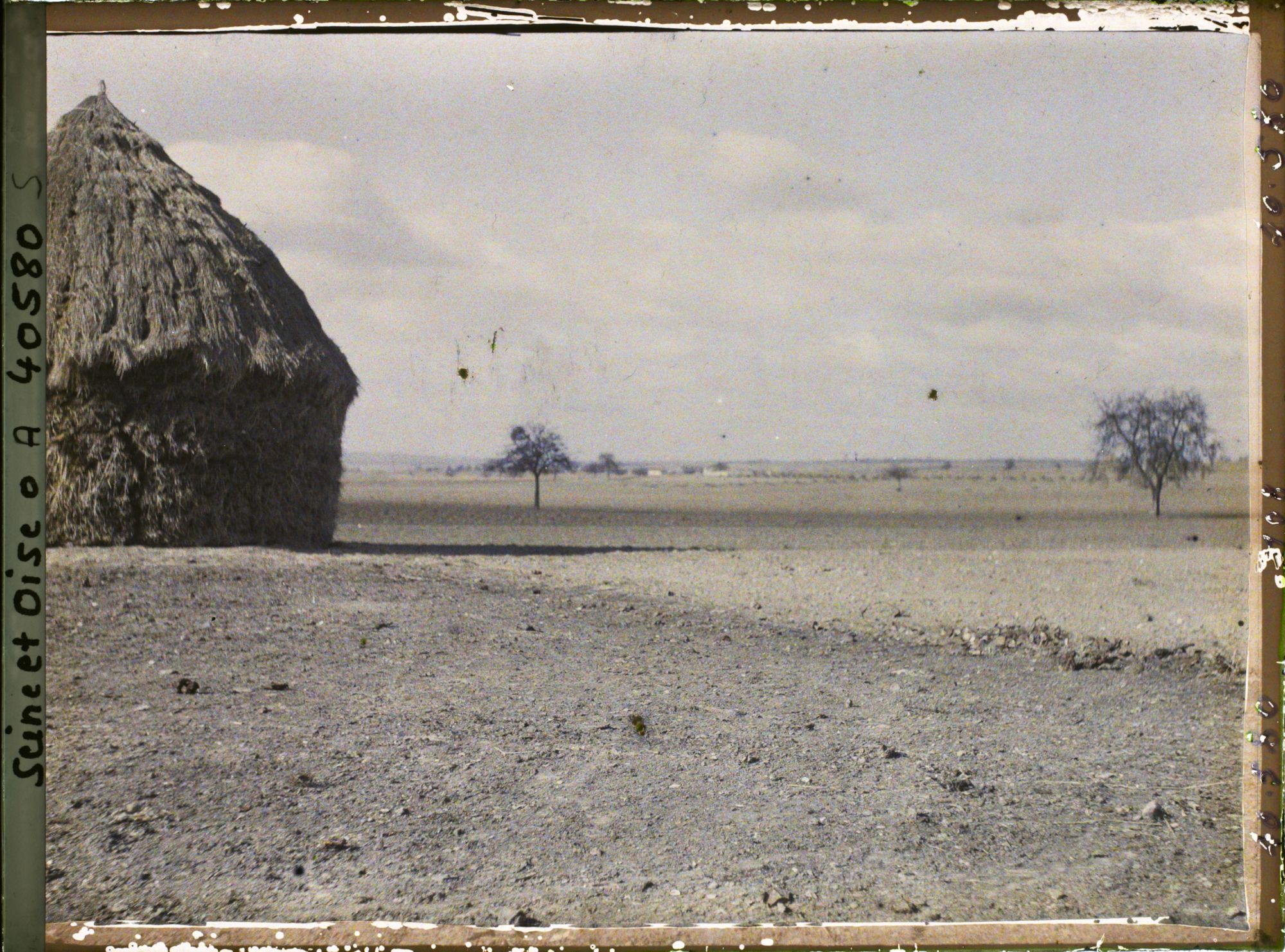 Image représentant France, Les Clayes, Champs et meule sur la route de Neauphle-le-Château