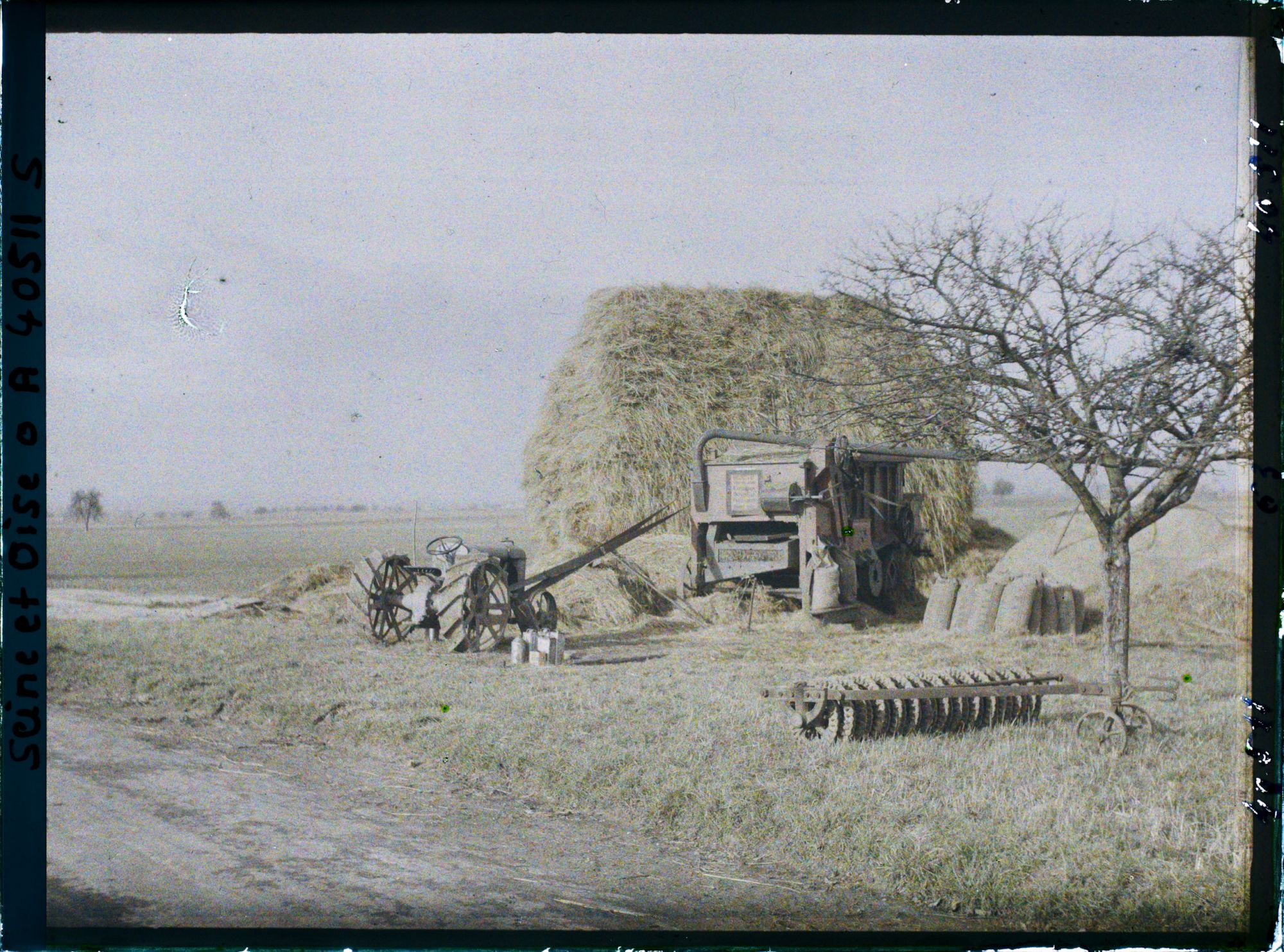 Image représentant France, Les Clayes, Une batteuse
