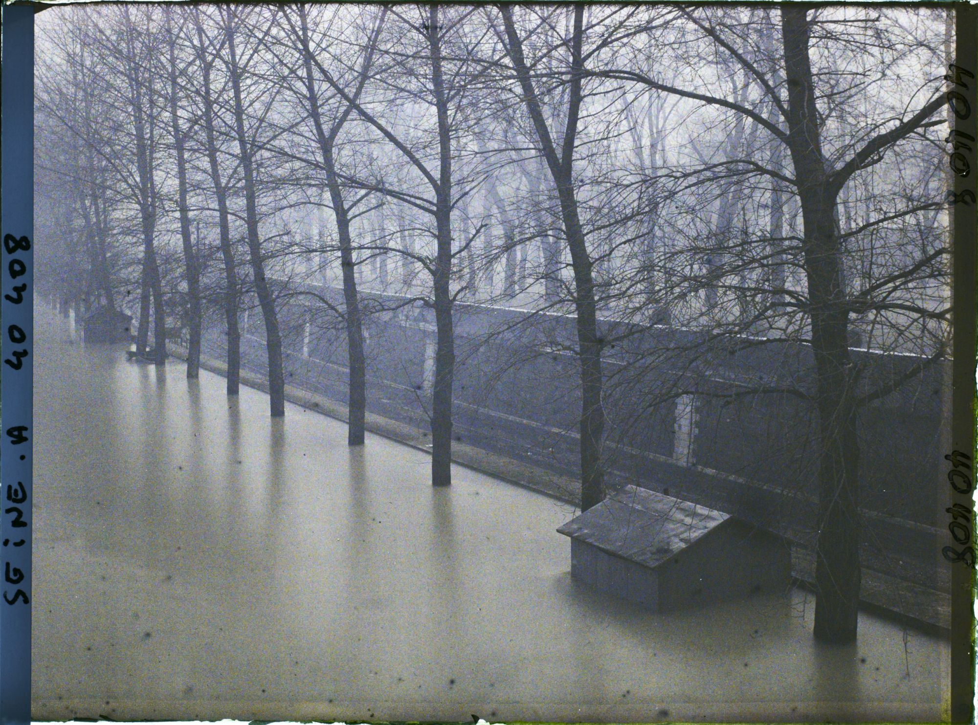 Image représentant La crue de la Seine quai d'Orsay, la ligne de chemins de fer des Invalides à Versailles-Rive-Gauche inondée