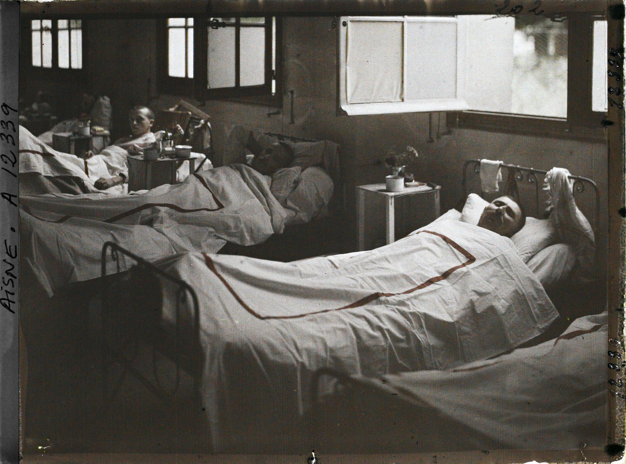 Image représentant A l'hôpital Saint-Paul, trois soldats blessés à Laffaux, une des offensives, en mai 1917, de la bataille du Chemin des Dames