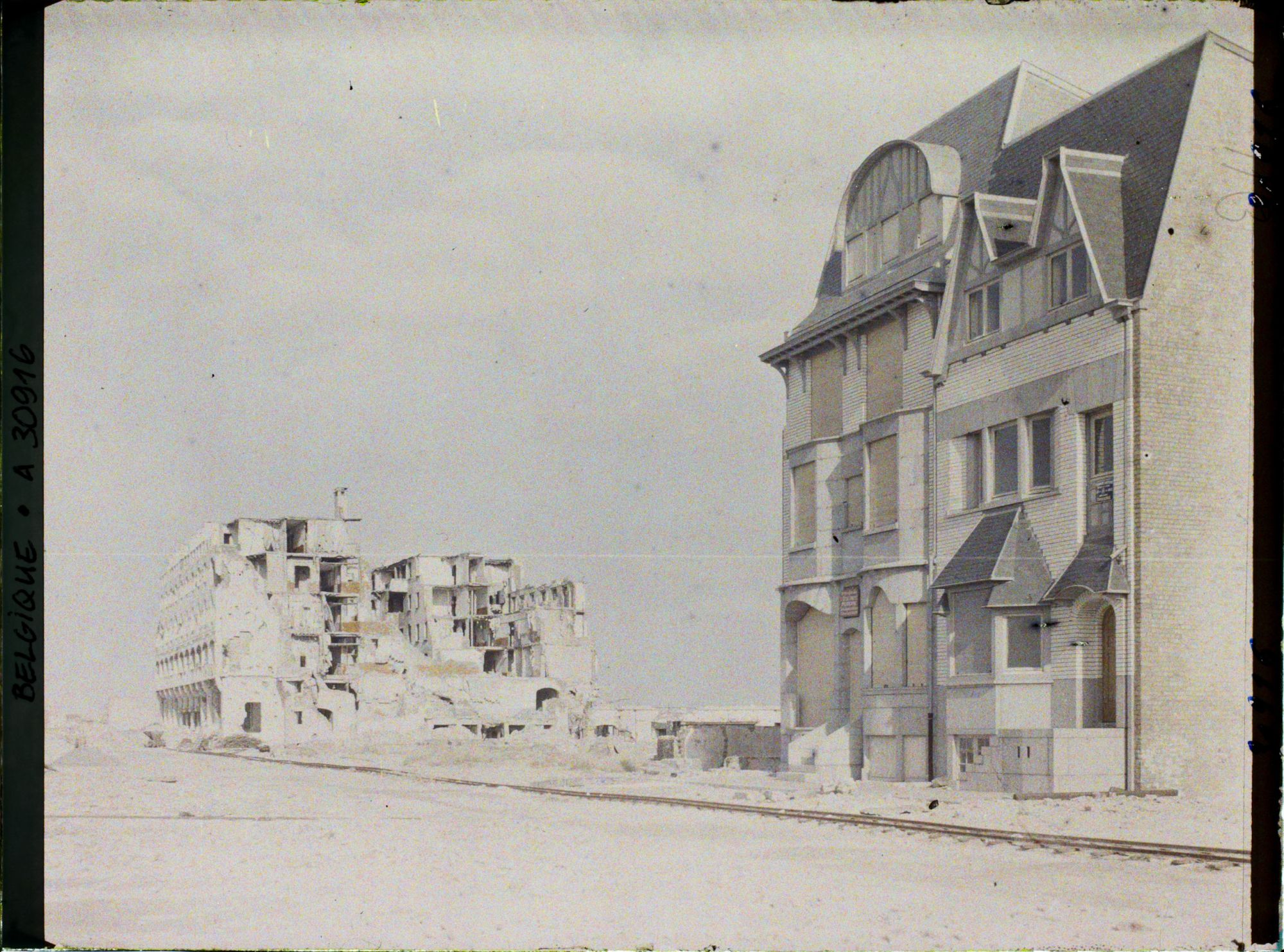 Image représentant Belgique, Westend, Ruines d'un hôtel et Villa reconstruite