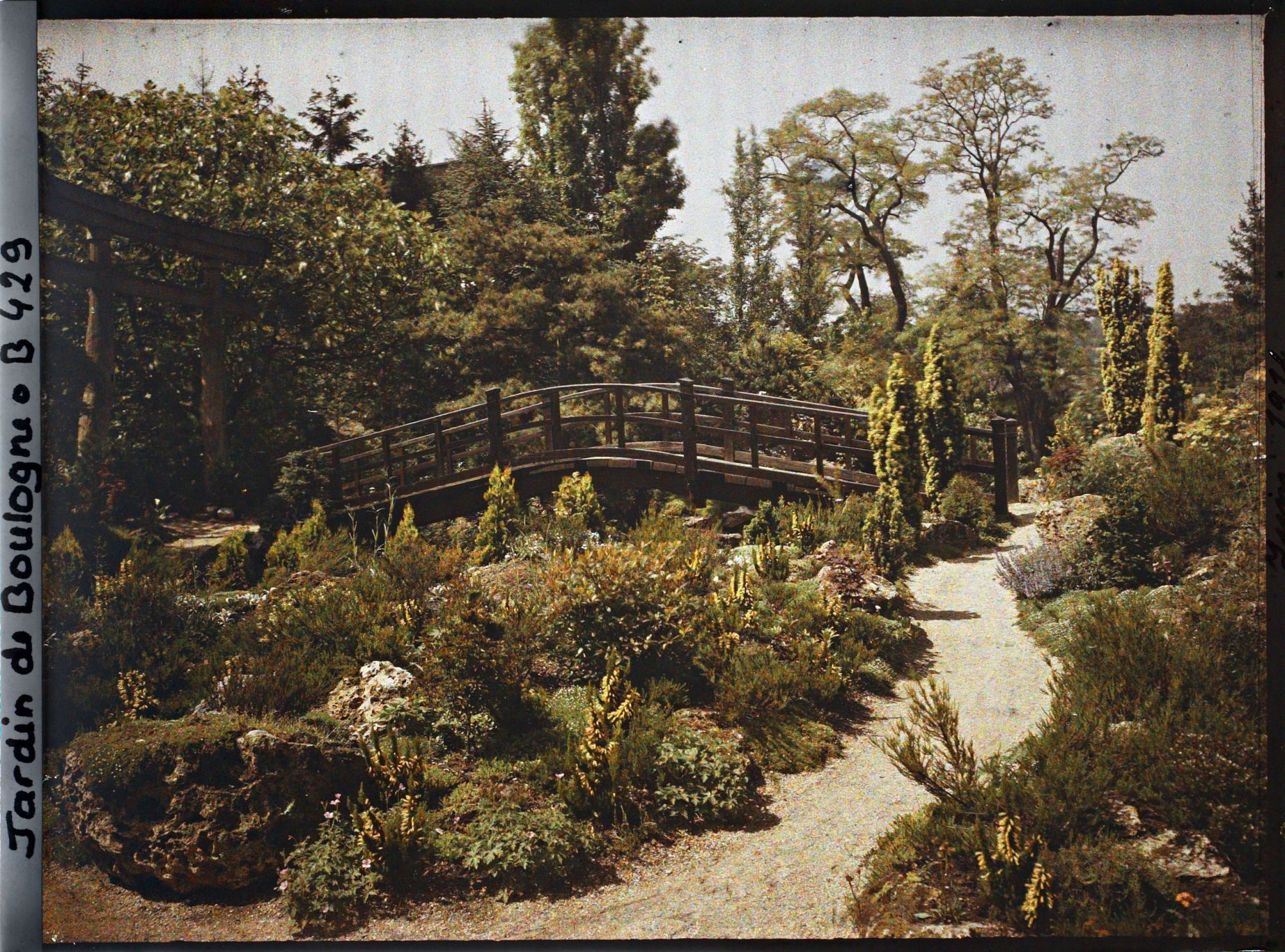 Image représentant Rocaille et pont du " sanctuaire japonais " au pied d'un torii, vus en direction du quai du 4-Septembre