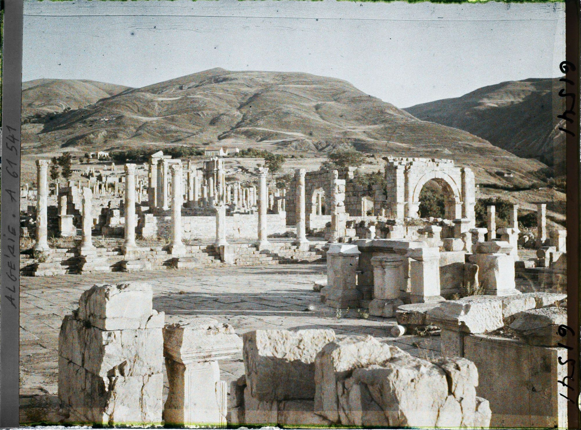 Image représentant L'ancien forum et l'arc sur le cardo maximus, vestiges de la cité antique Cuicul