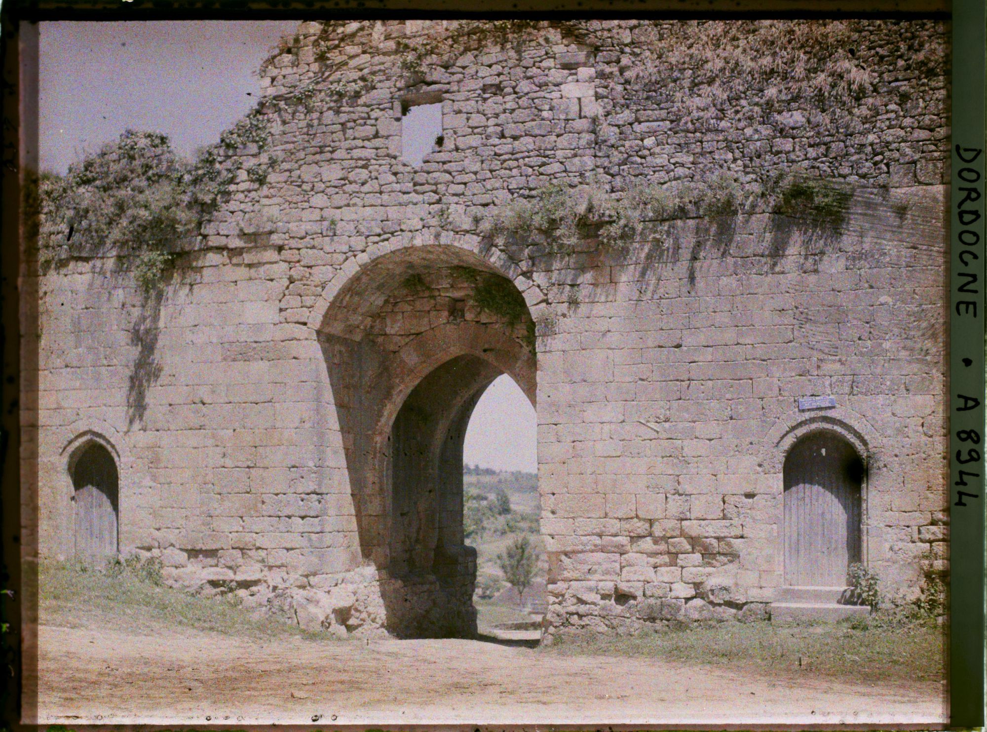 Image représentant France, Domme, La porte des tours vue du dedans de la ville