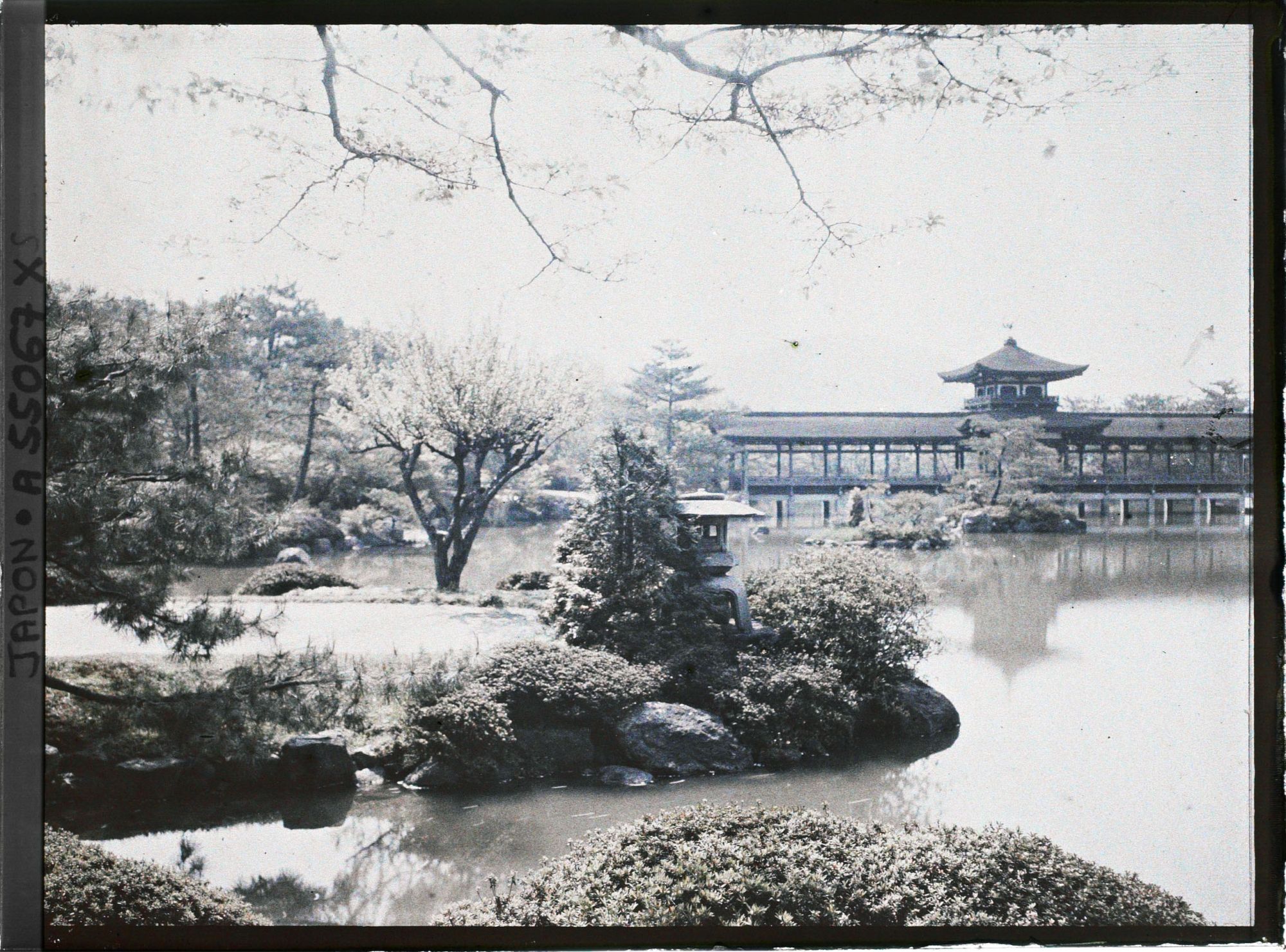 Image représentant Sanctuaire Heian-jinjû : pièce d'eau et pont du jardin de l'est.