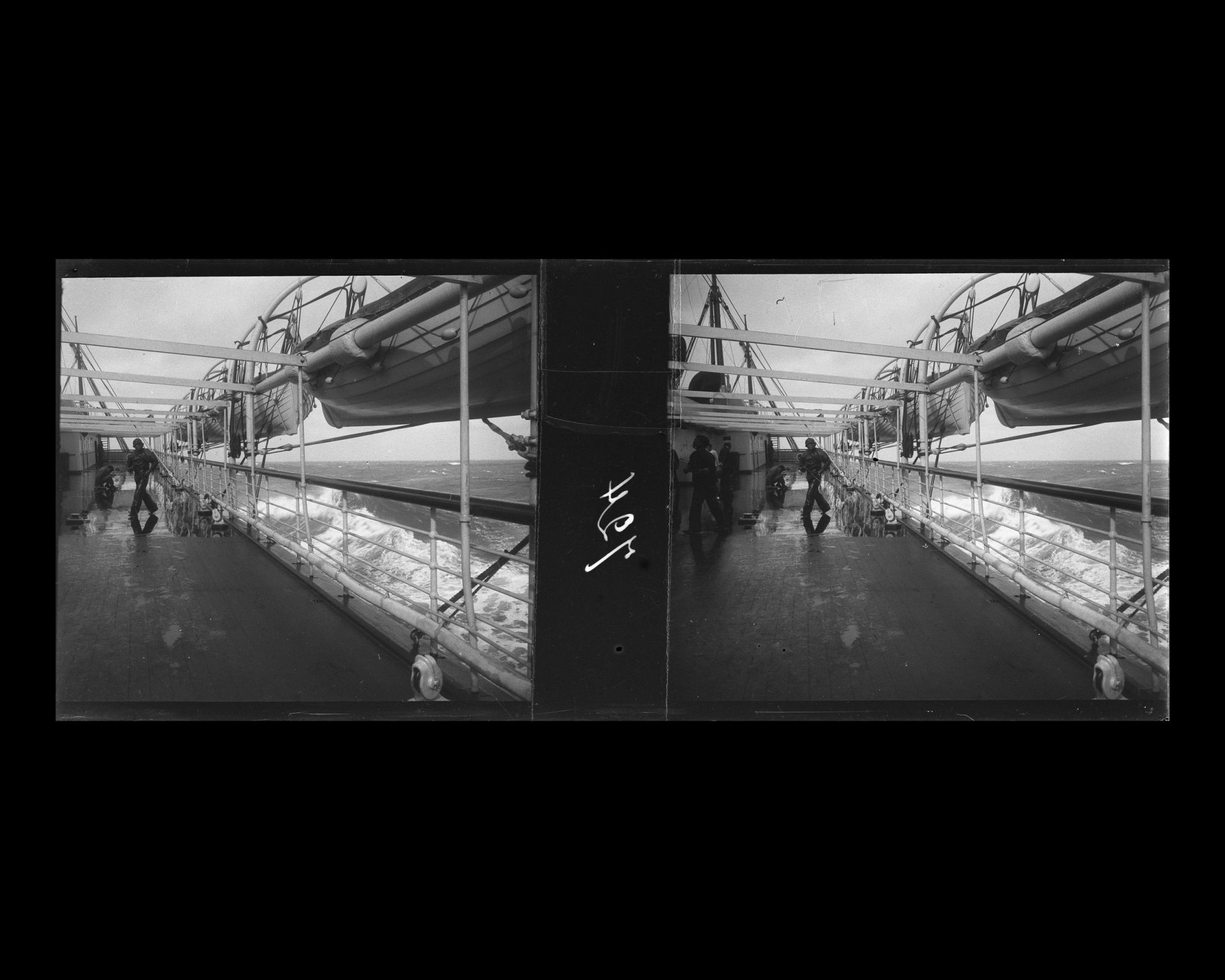 Image représentant Un membre d'équipage sur le pont supérieur