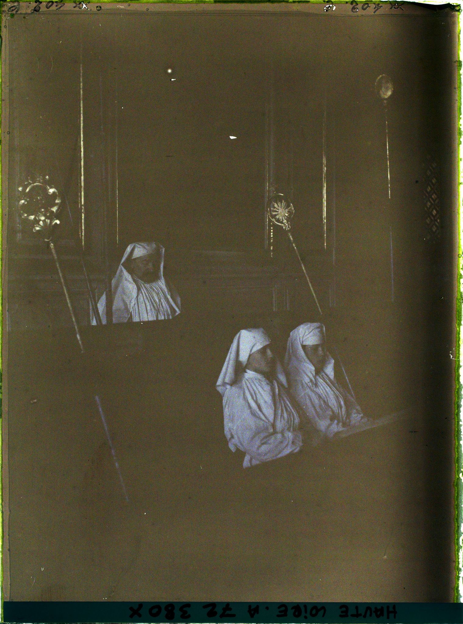 Image représentant Membres de la confrérie des Pénitents blancs dans la chapelle du même nom