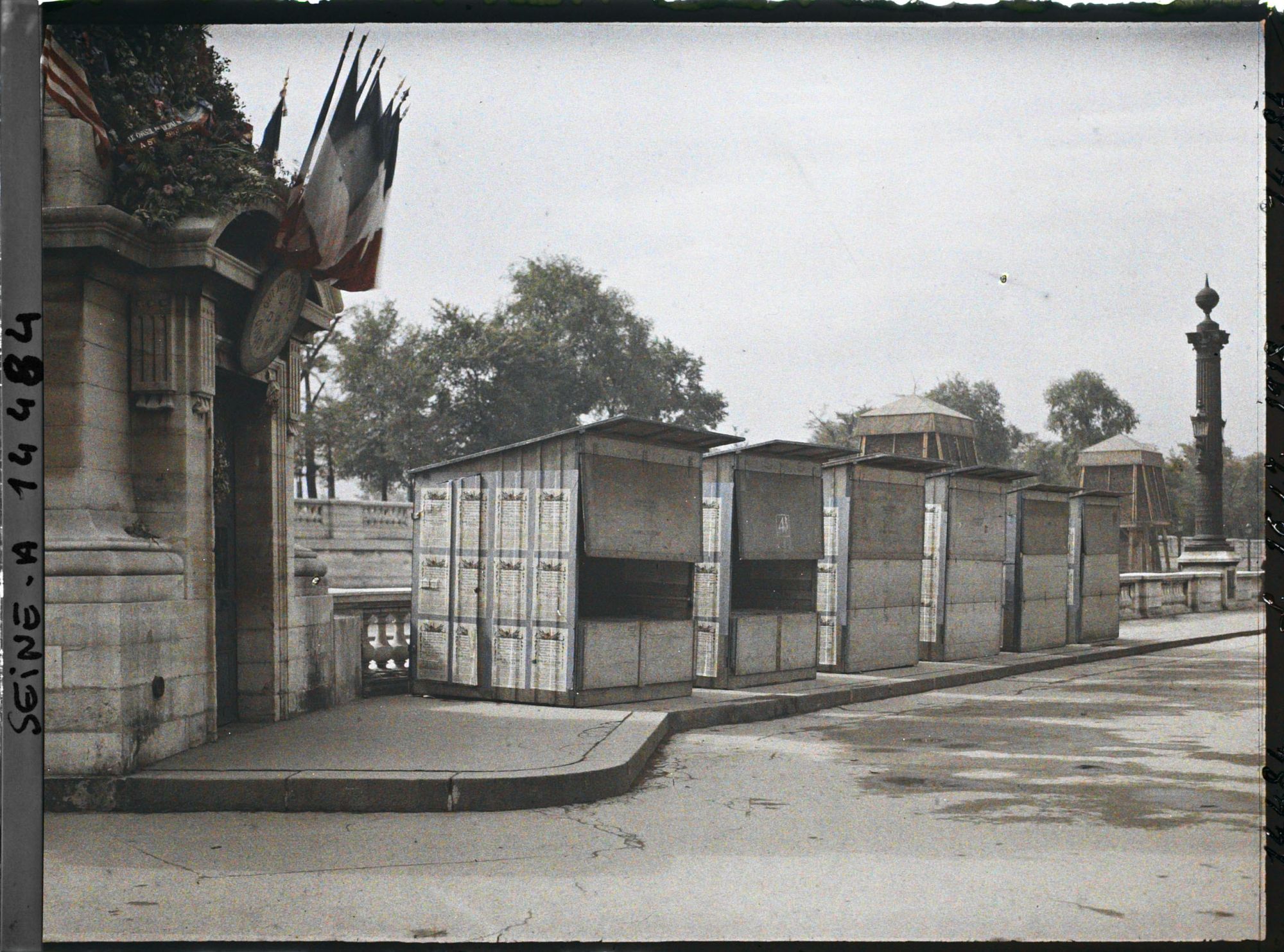 Image représentant Baraques de souscription à côté de la statue de Strasbourg, place de la Concorde