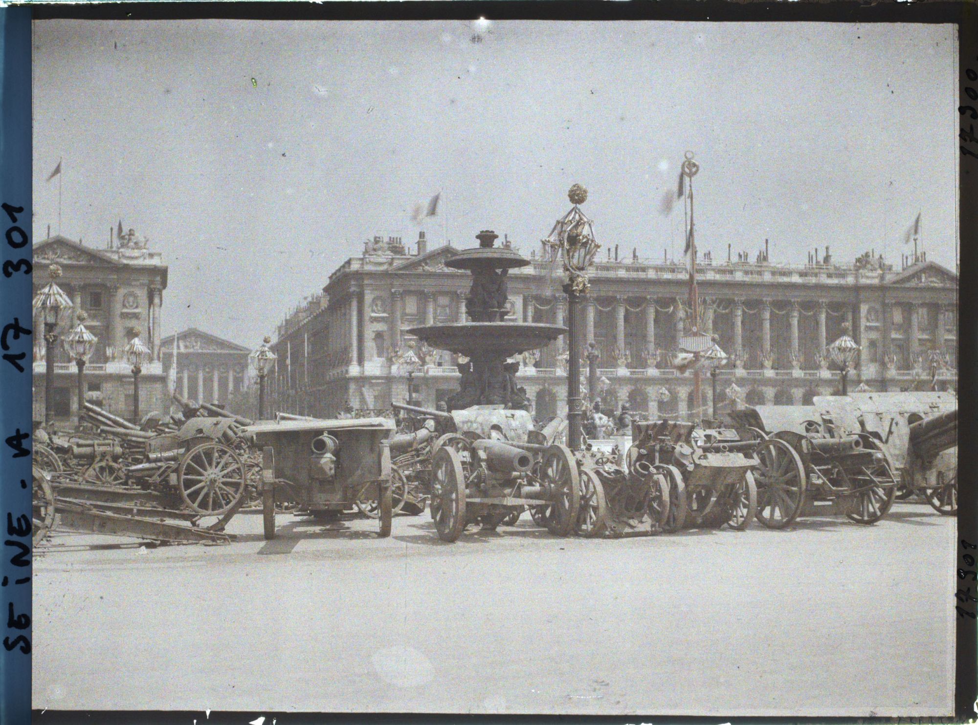 Image représentant Canons et décorations place de la Concorde et rue Royale pour les fêtes de la Victoire des 13 et 14 juillet