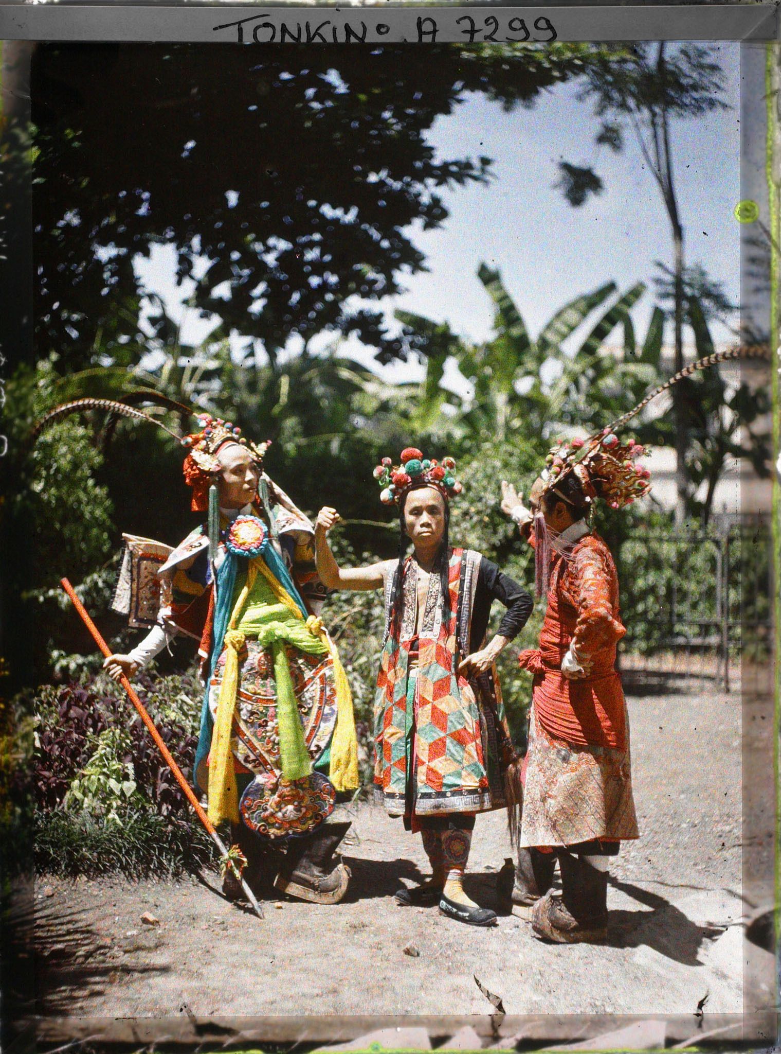 Image représentant Trois acteurs du Théâtre Saïgonnais, en costume de scène, dans un jardin