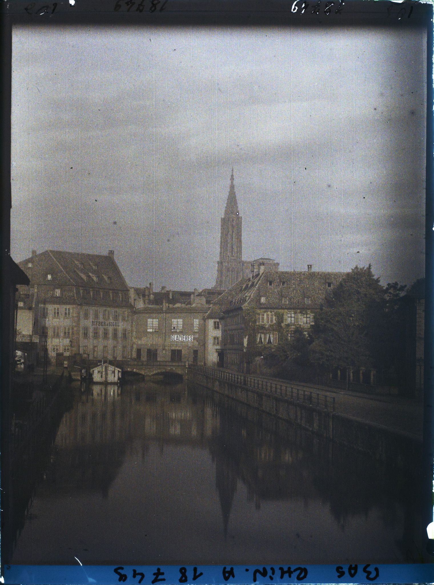 Image représentant France, Strasbourg, Le quai Worthel, vue prise des ponts couverts