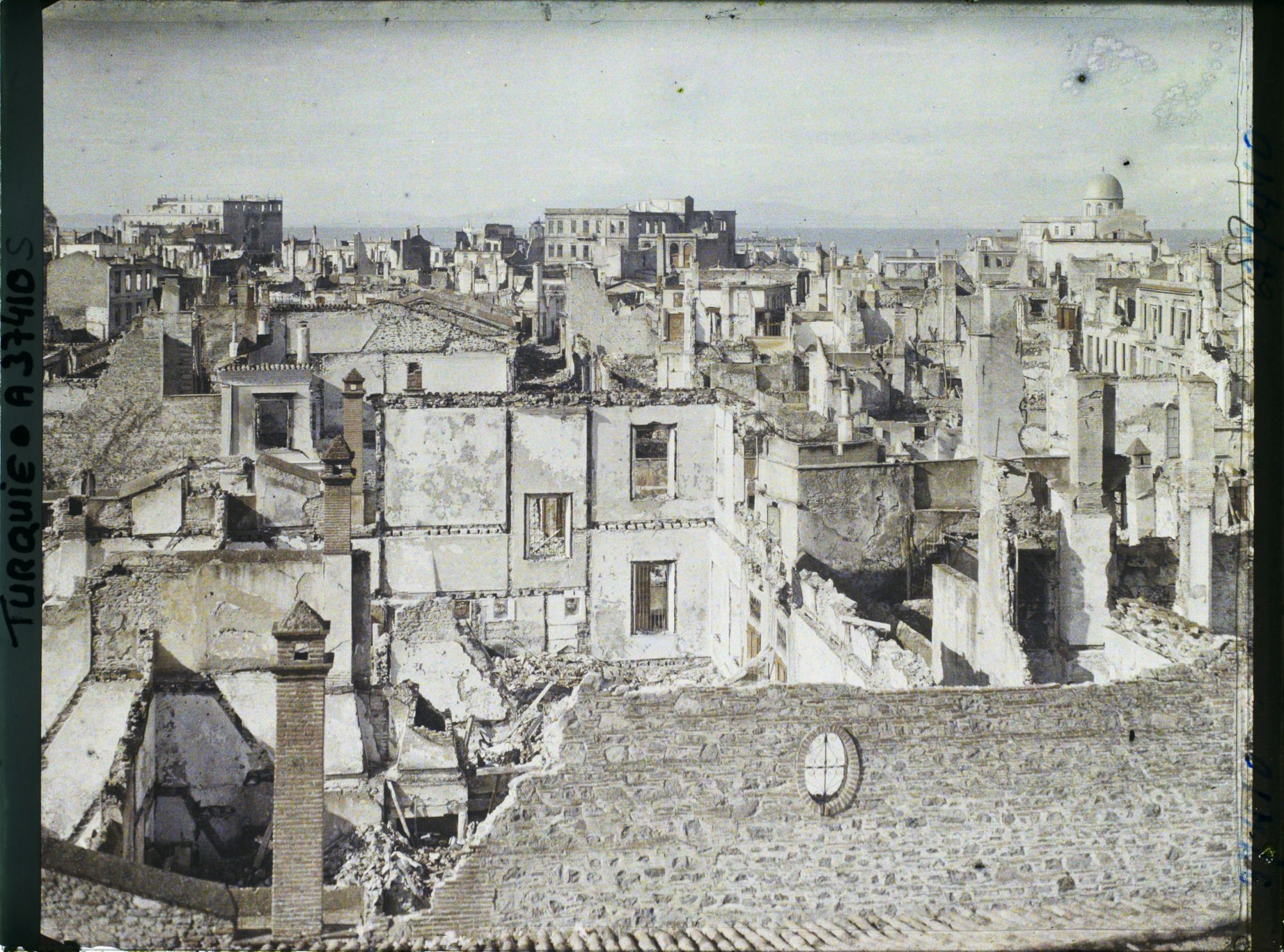 Image représentant Turquie, Smyrne, Incendie de Smyrne en Septembre 1922, Vue Gle vers les Hôtels Kraemer et d'Angleterre et le Gd Théâtre