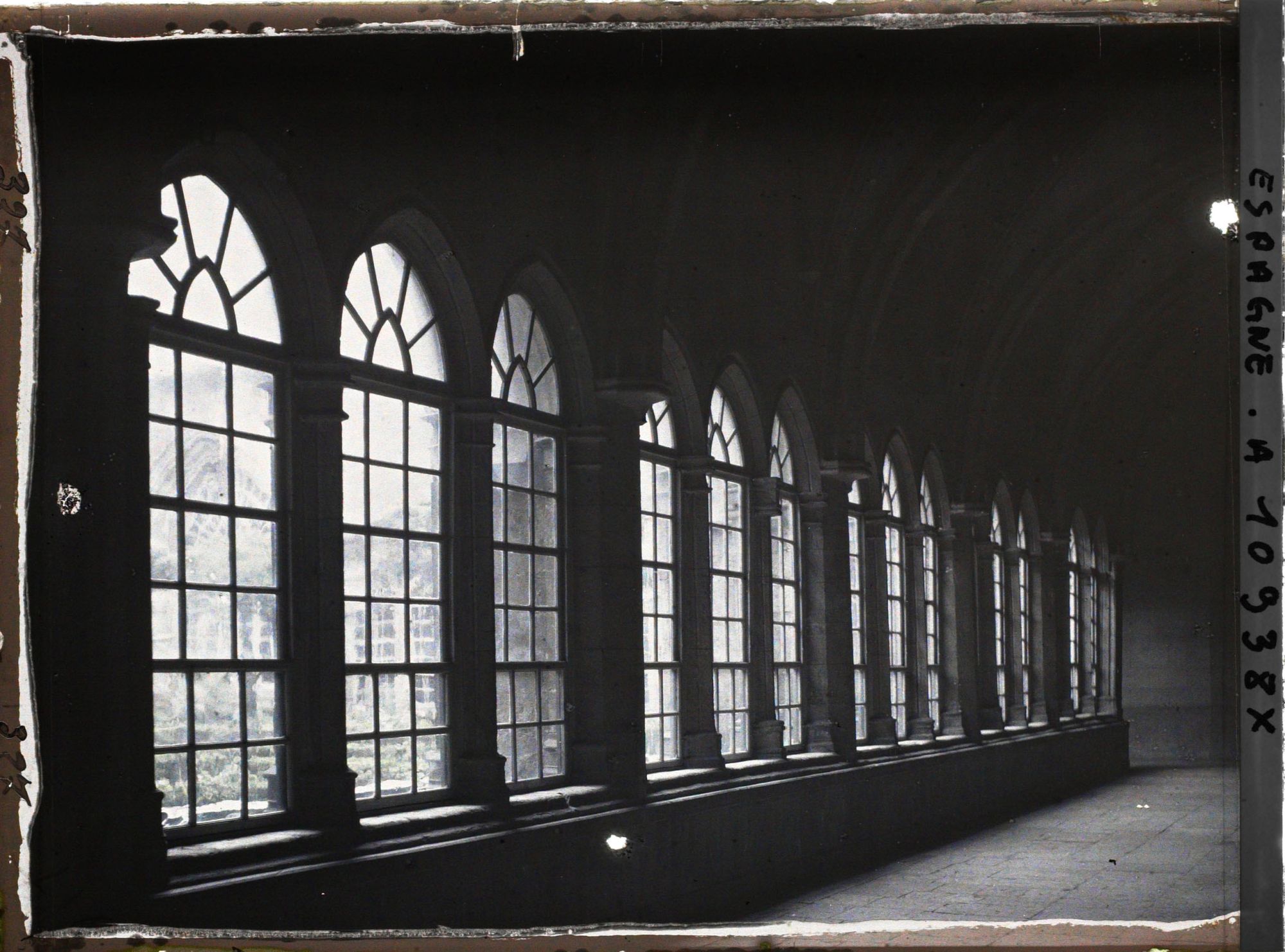 Image représentant Espagne, Santander, Dans le Cloître de la Cathédrale (XIIIe S.) vue à travers verre