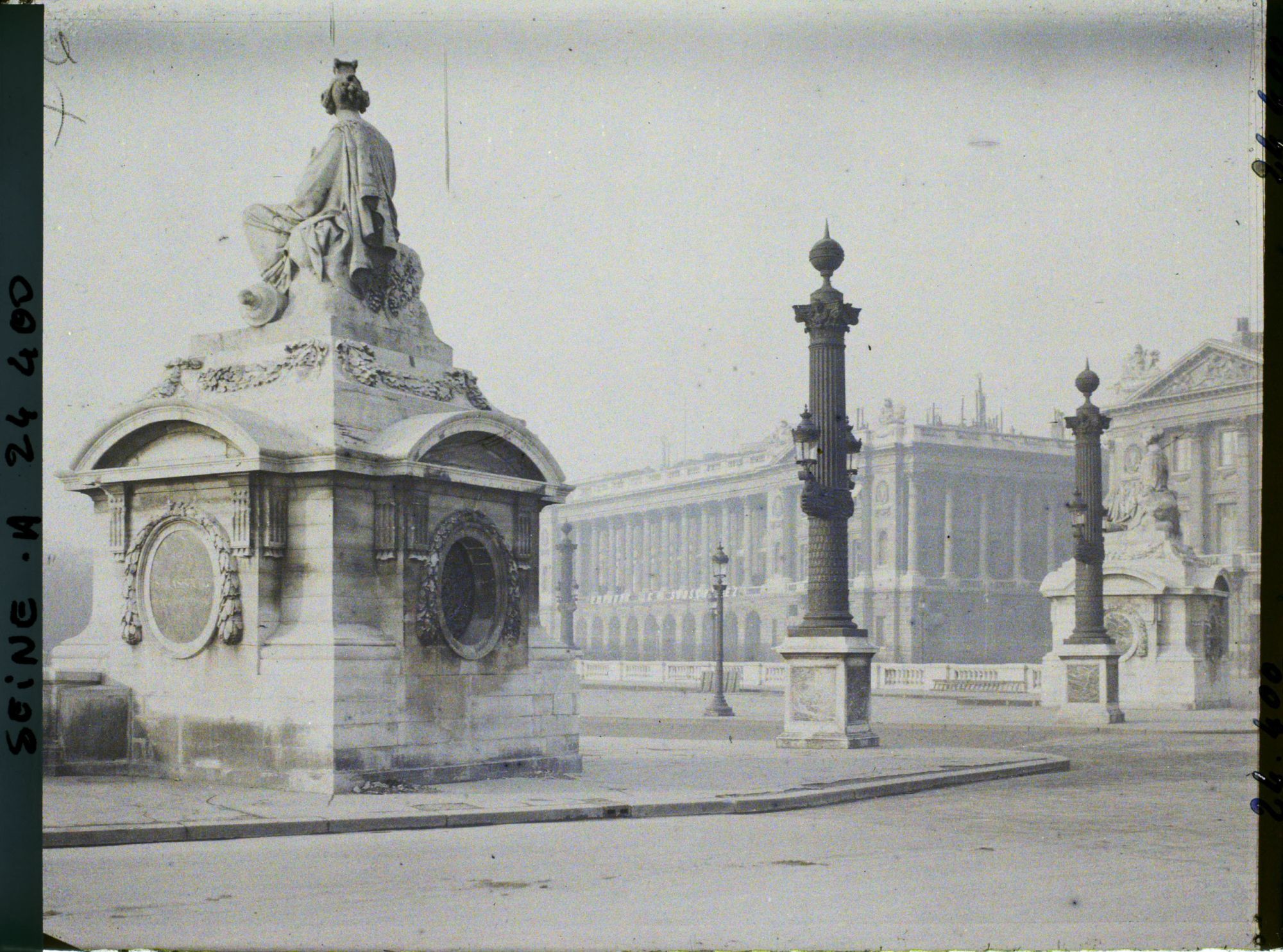Image représentant Publicité pour l'emprunt national de 1920 sur la façade de l'hôtel Crillon, place de la Concorde