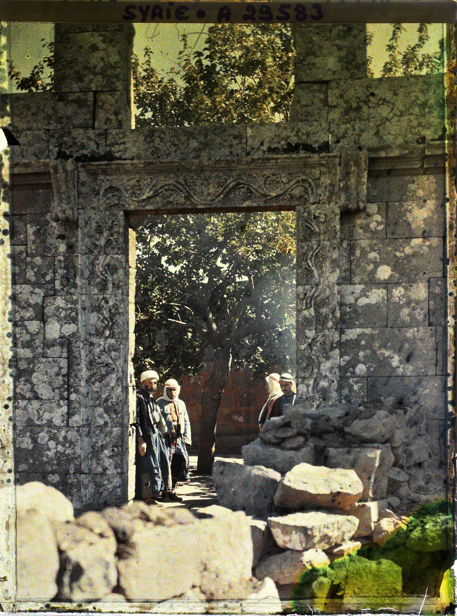 Image représentant Linteau et encadrement à décoration florale du portail de la basilique du Sérail