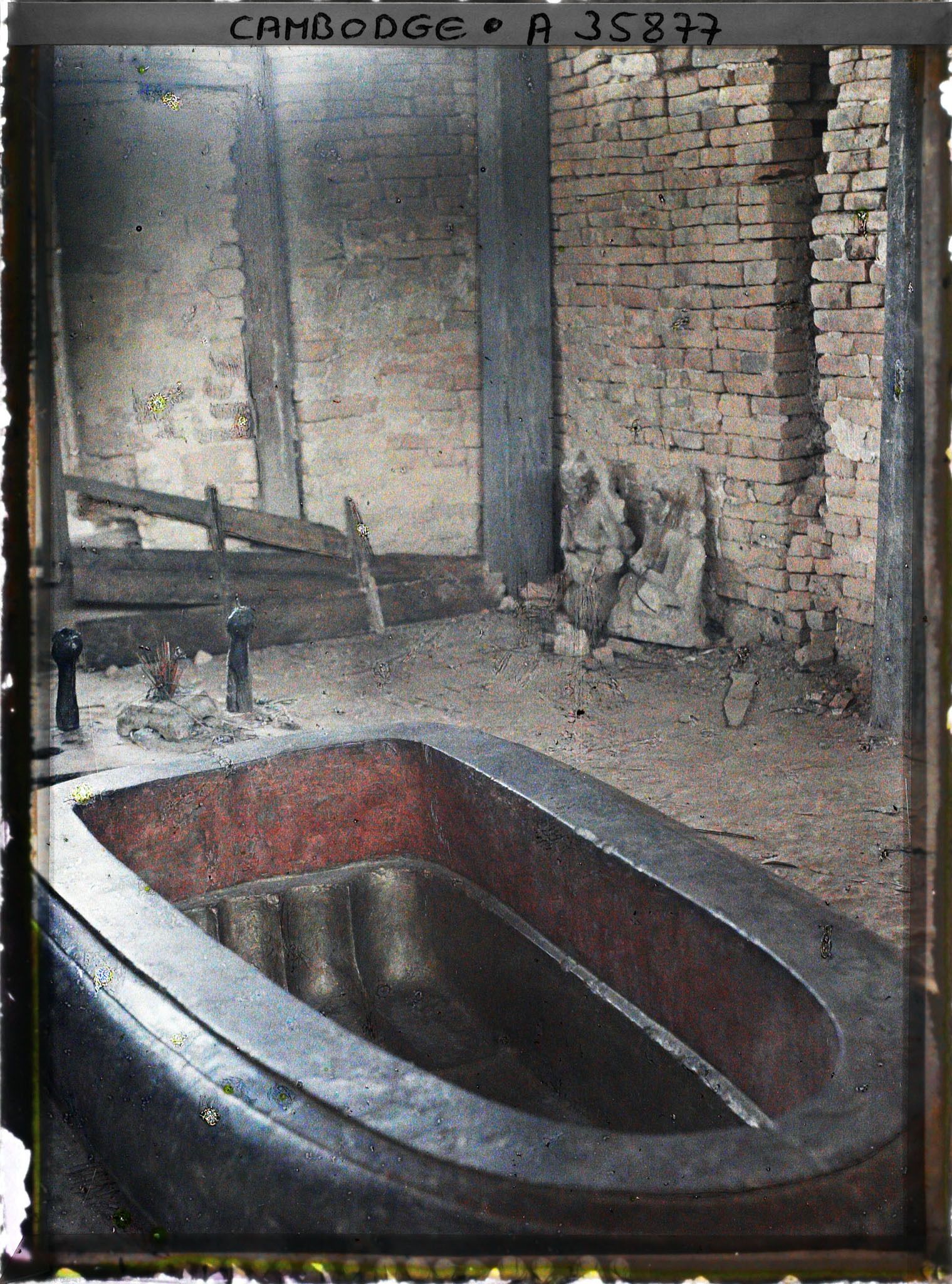 Image représentant L'empreinte du " Pied du Bouddha ", au temple de Phnom Bakheng