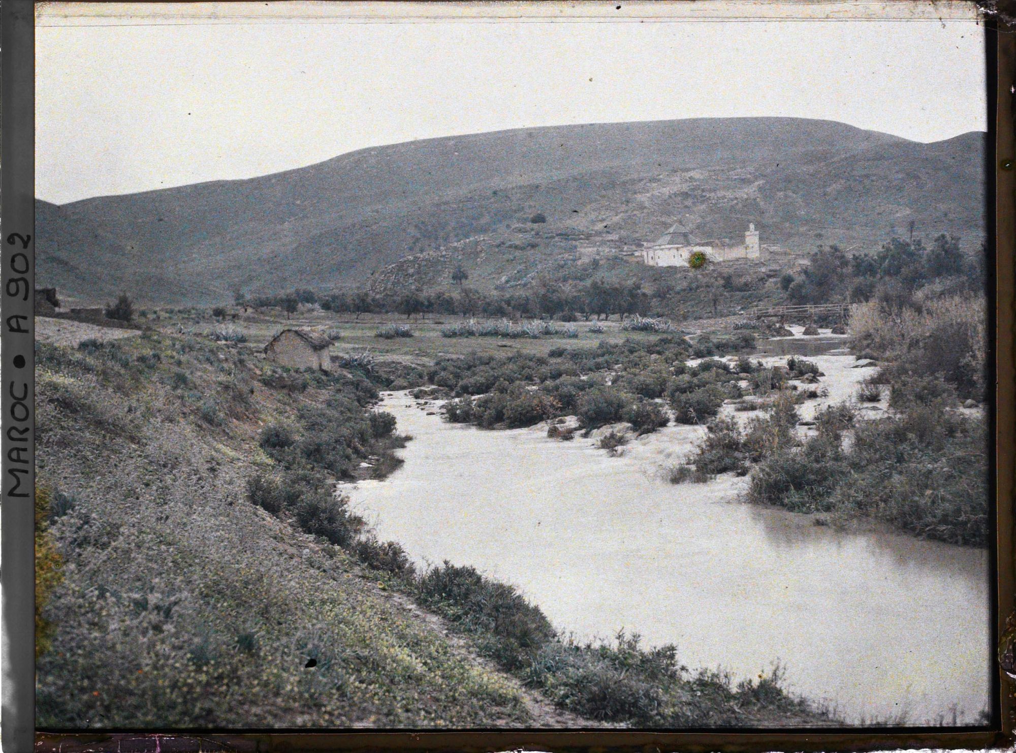 Image représentant L'oued Rdom (?) et un mausolée d'un marabout (?)
