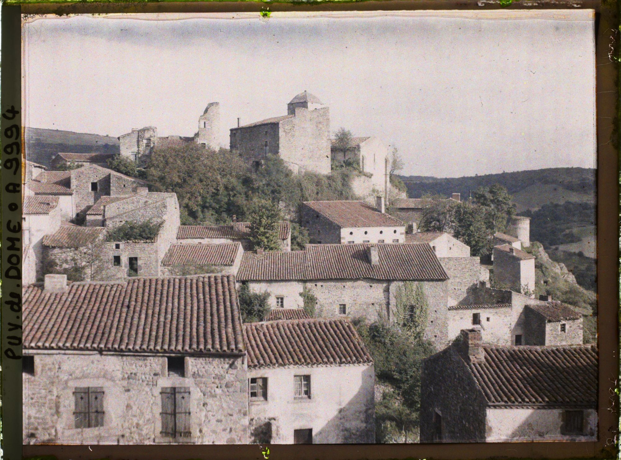 Image représentant France, St Yvoine, Vue générale sur le Village de plus près