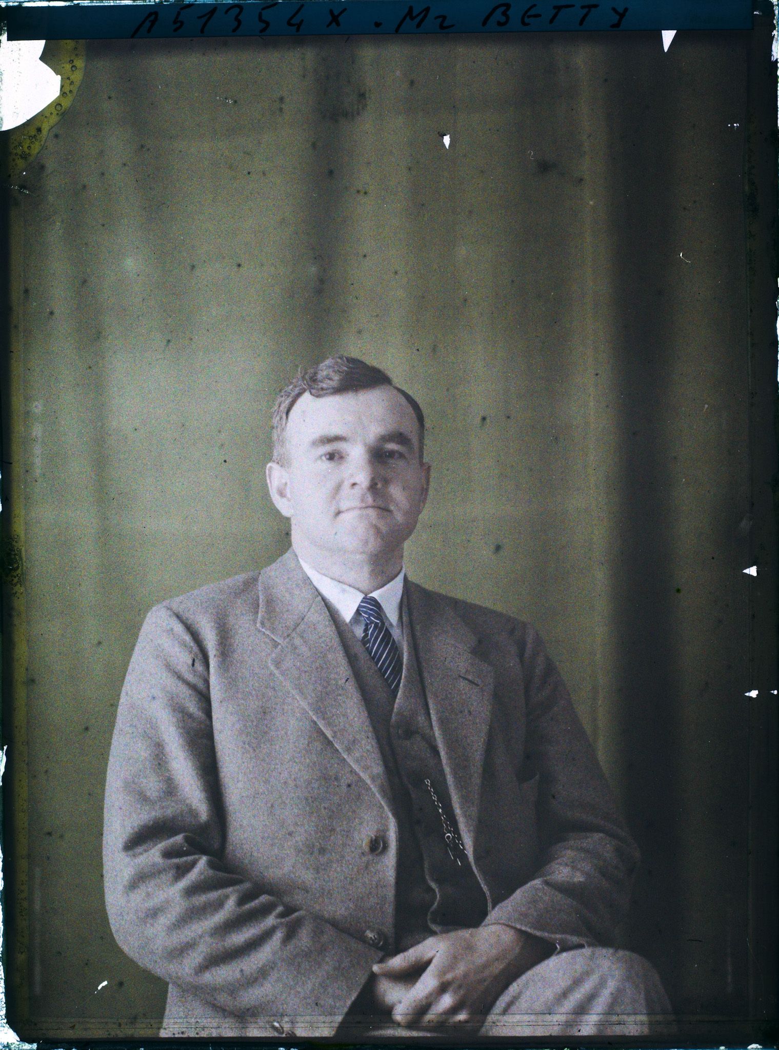 Image représentant https://musee-albert-kahn.s-museum.fr/home/NWQ2OTAwYzNmYjZlZTk1ZWQwODJmMjY4L2dlbmVyaWMtbm90aWNlLXRhYi9hdXRob3JpdHkvNjE3YTc5ZjVjZjhiODk2OGIzMzM3ZDIx/5d6900c3fb6ee95ed082f268/generic-notice-tab/authority/617a79ebcf8b8968b33368b0 Monsieur Betty