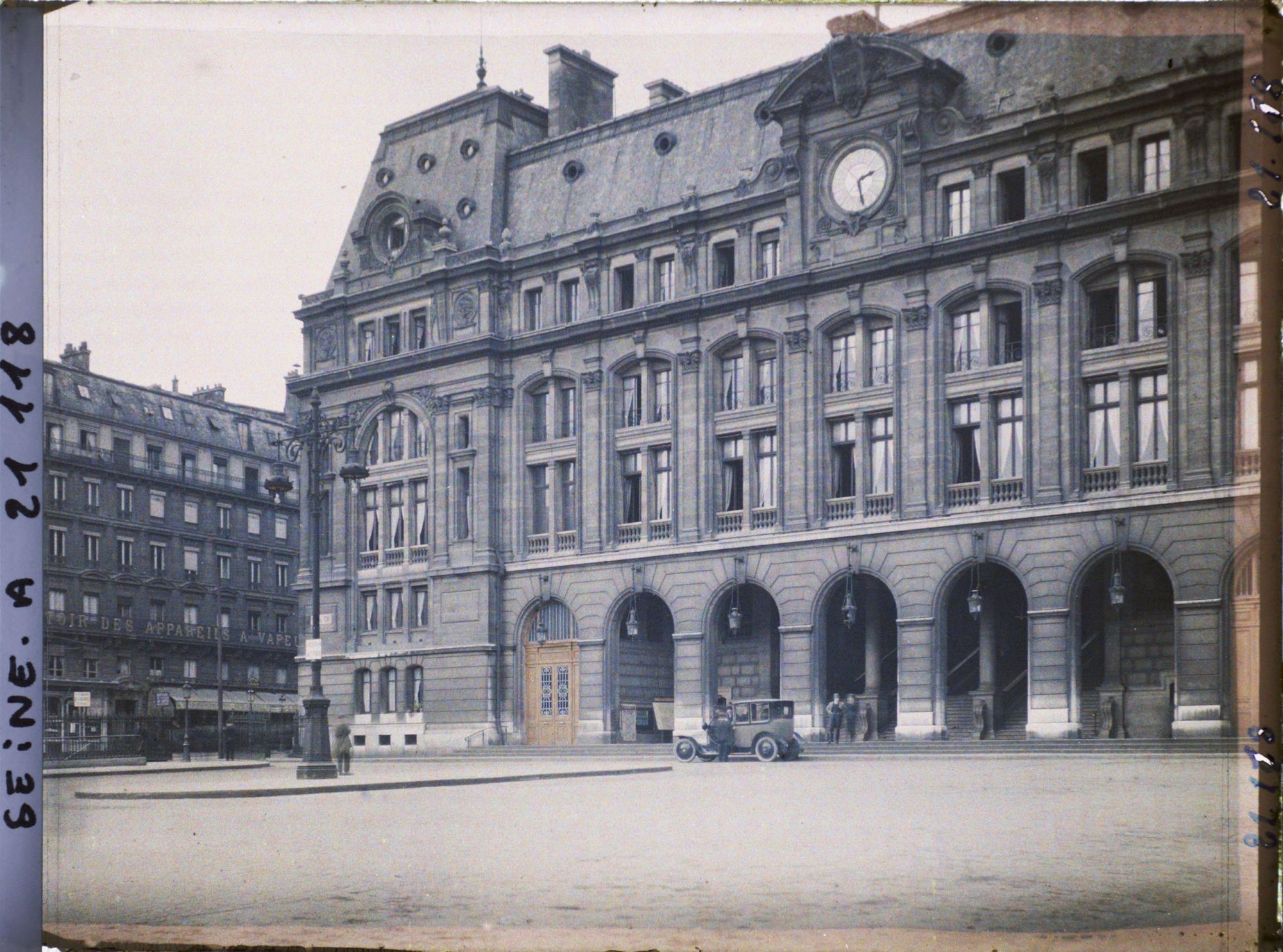 Image représentant La gare Saint-Lazare, cour de Rome