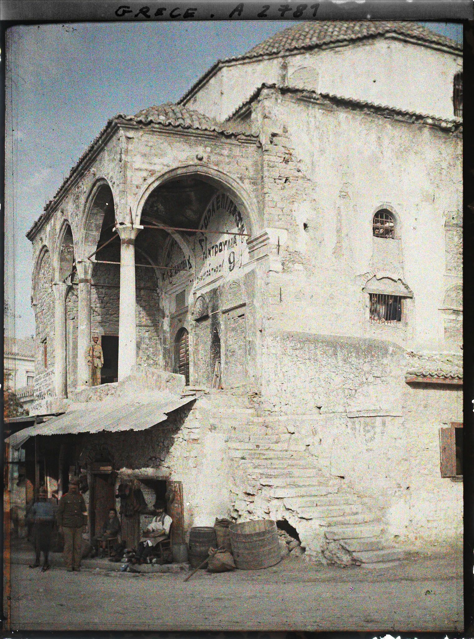 Image représentant La mosquée de la place Monastiraki (occupée par les militaires)