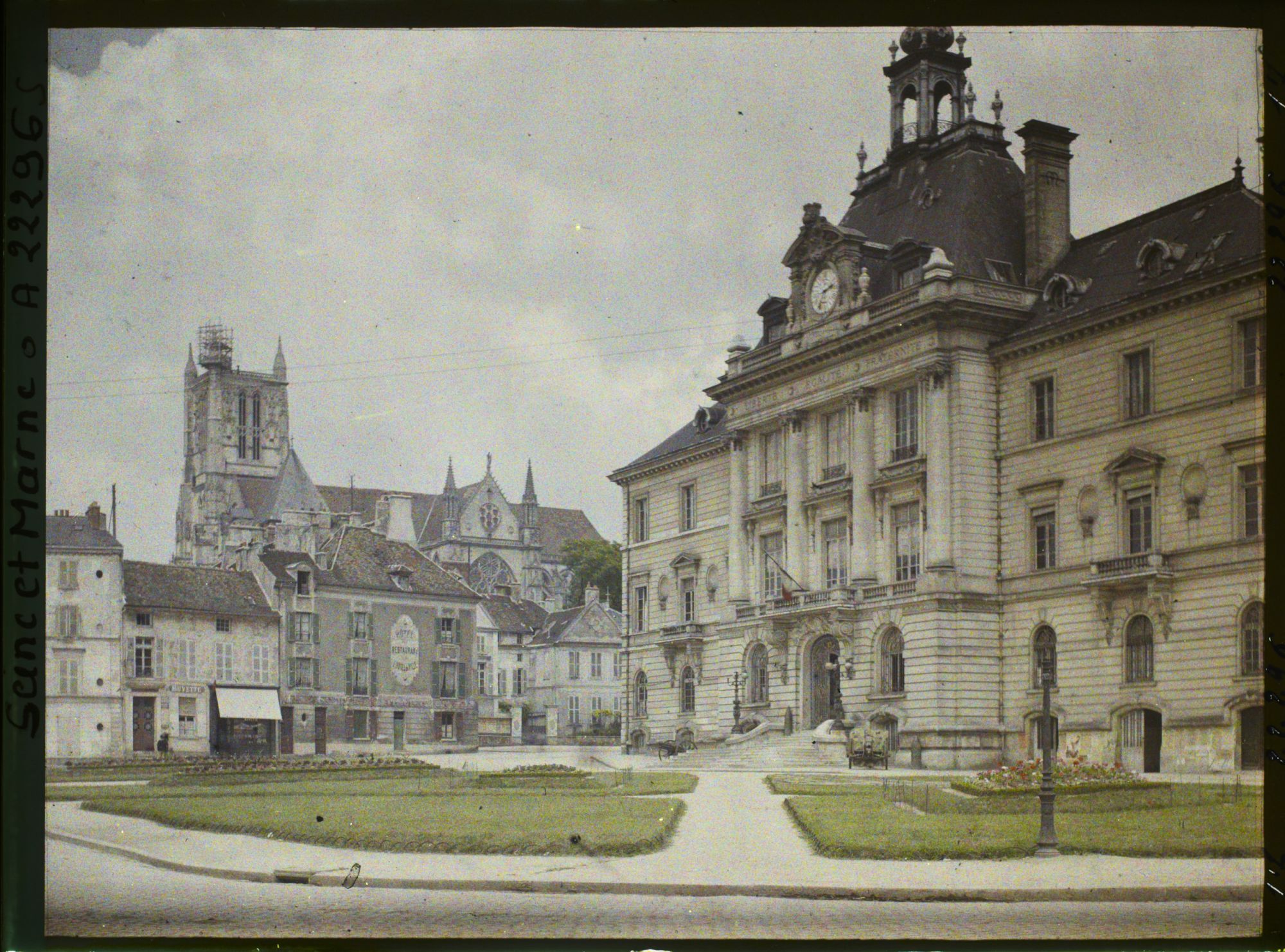 Image représentant France, Meaux, L'Hôtel de Ville et la Cathédrale vus des bords de la Marne