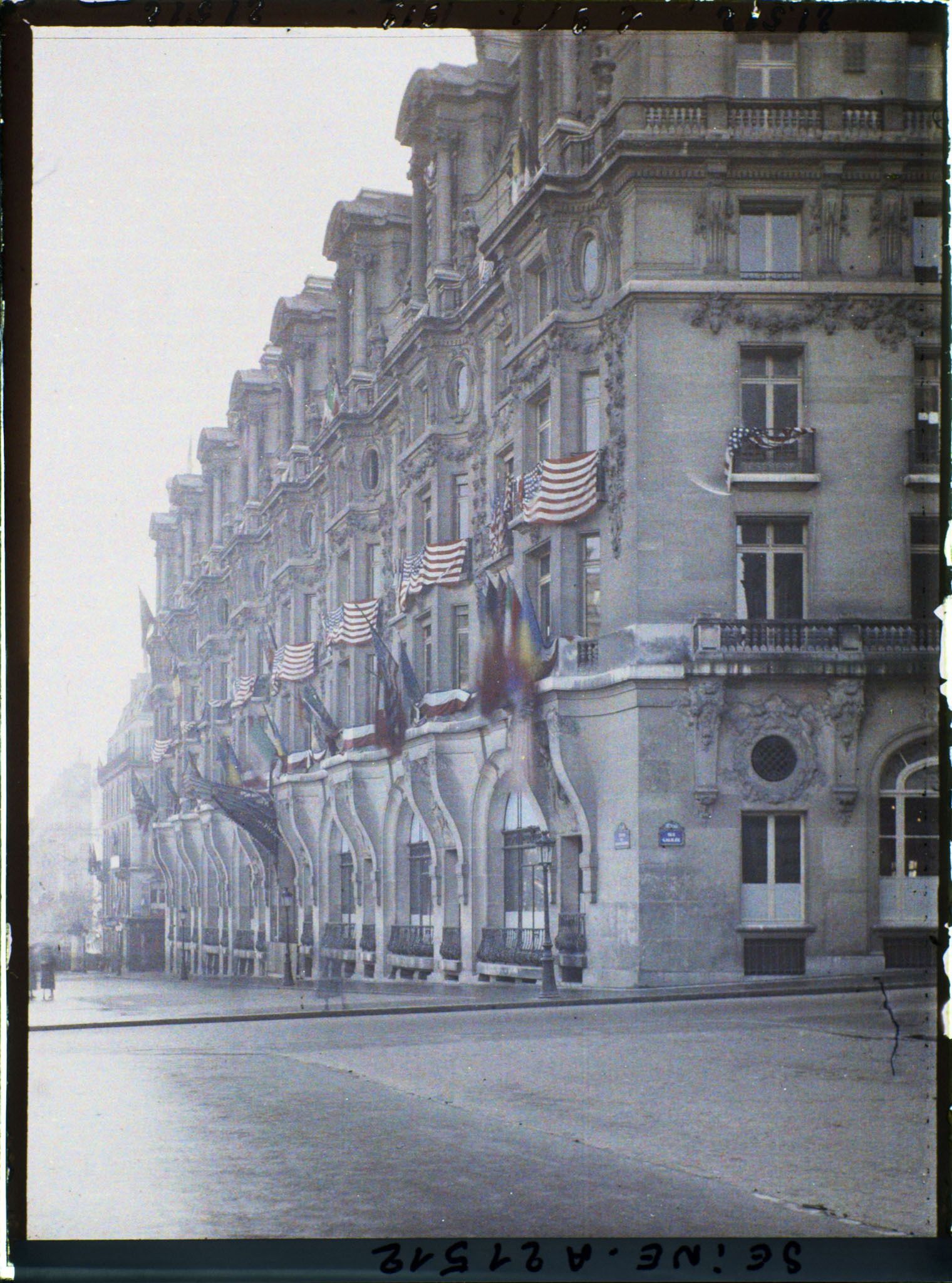 Image représentant L'angle de l'avenue des Champs-Elysées et de la rue Galilée