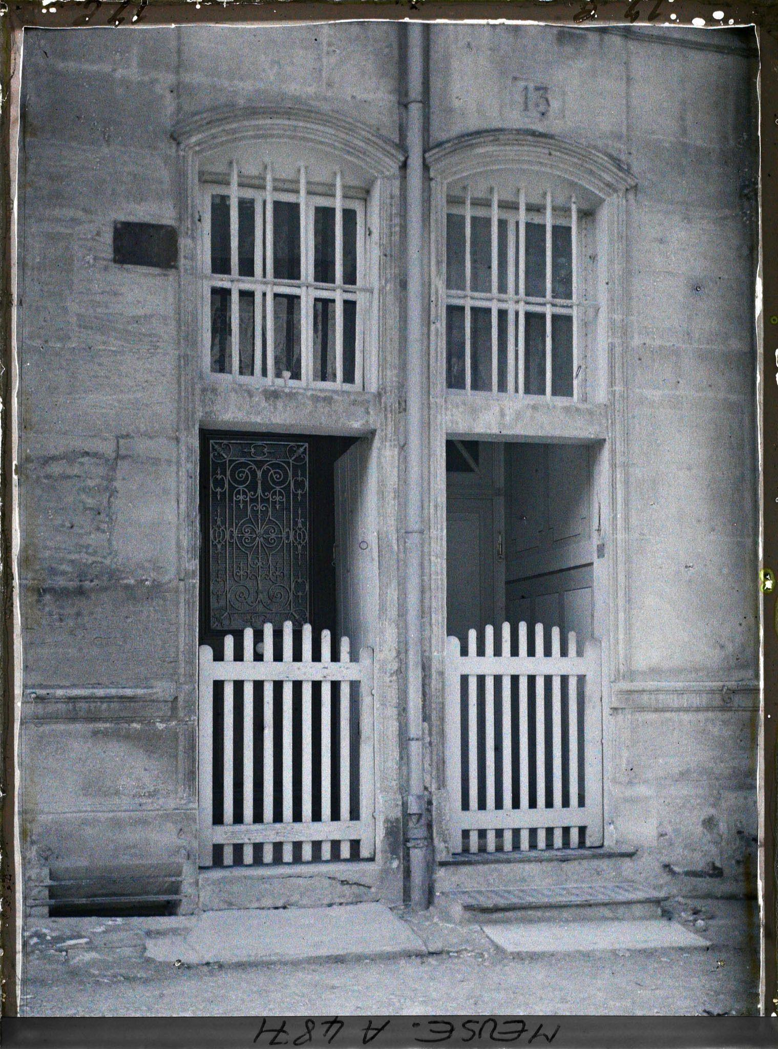 Image représentant Deux portes à grille rue des Ducs