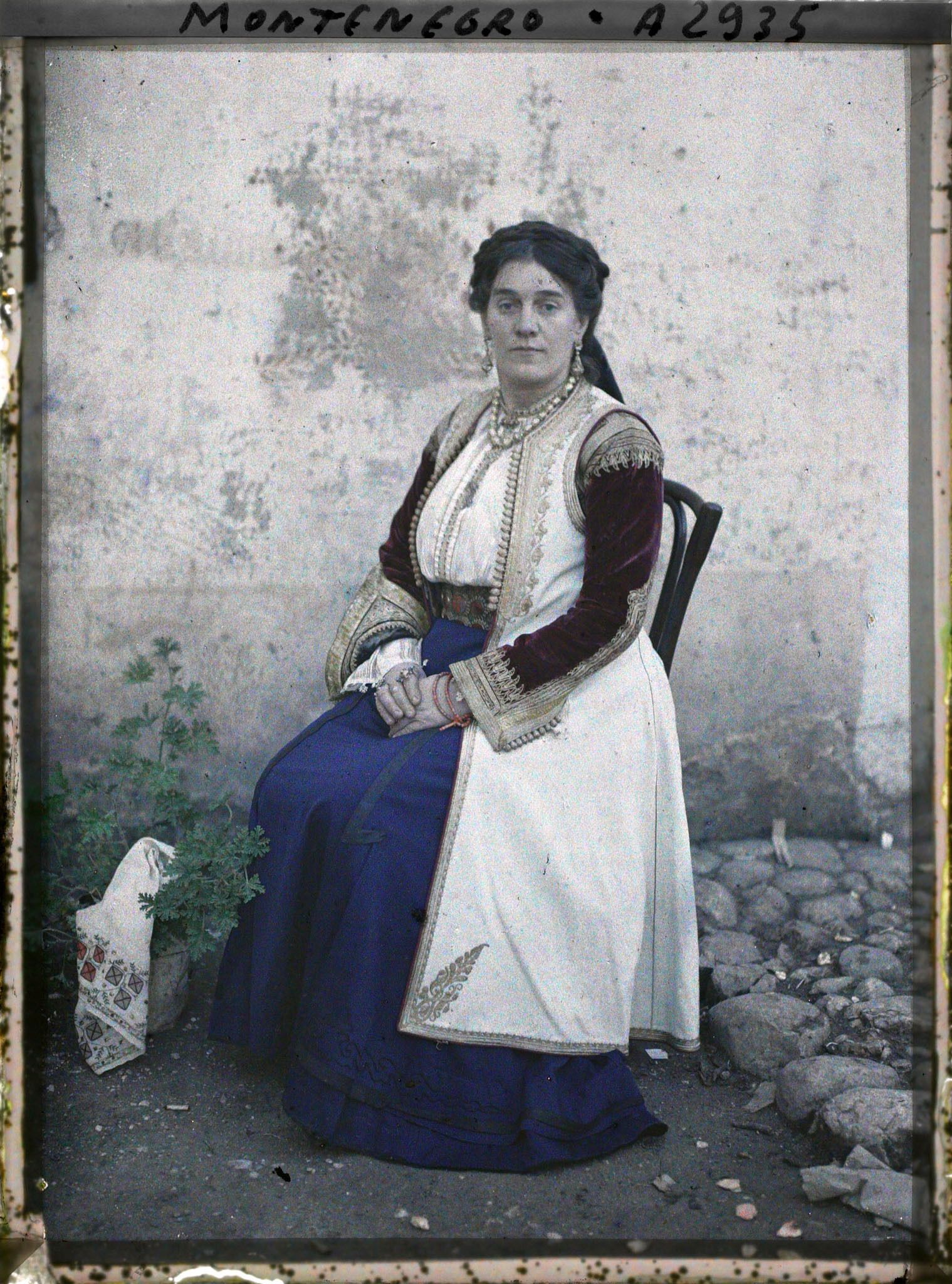 Image représentant Une femme vêtue d'objets anciens