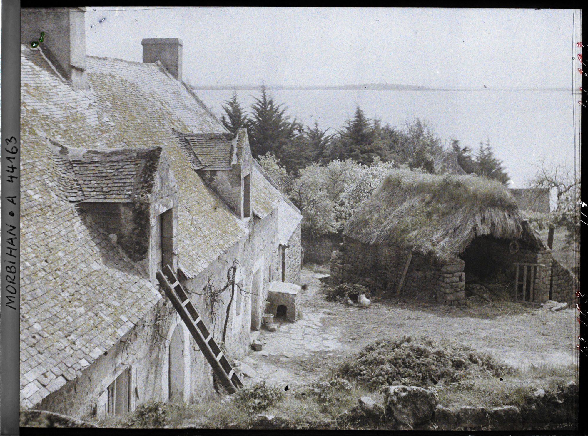 Image représentant Cour d'une ferme du bourg de Locmiquel ; à l'arrière-plan, l'île d'Arz