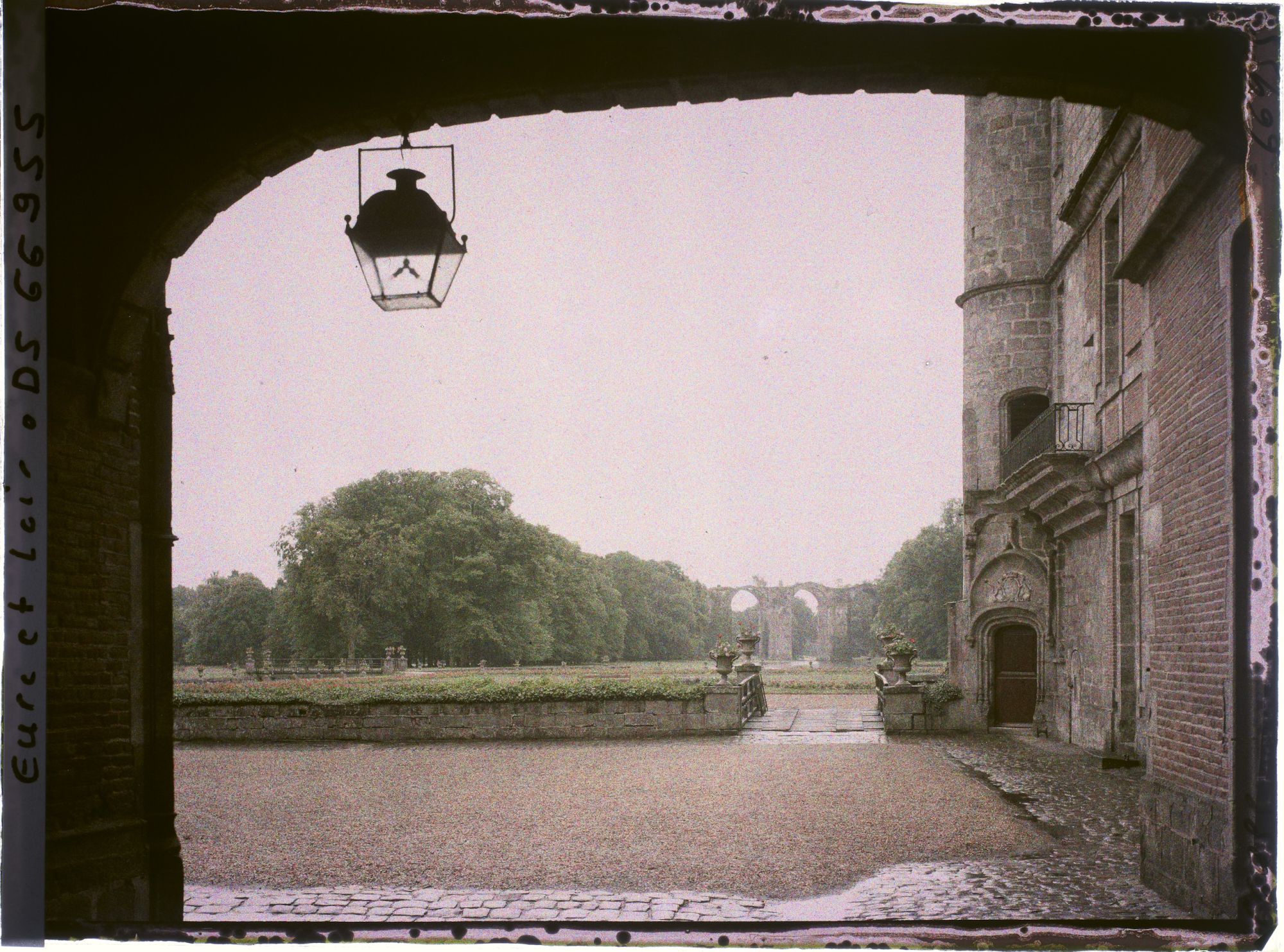 Image représentant Le parc et l'aqueduc vu depuis la voûte du logis principal du château