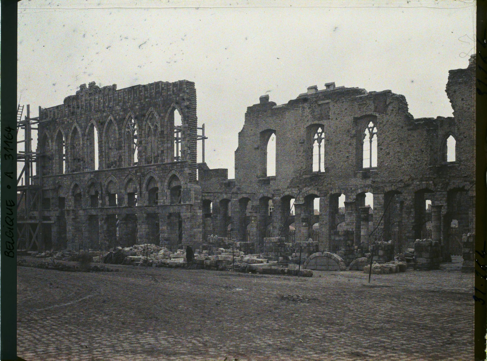 Image représentant Belgique, Ypres, Les Halles, façade sur la Grande Place