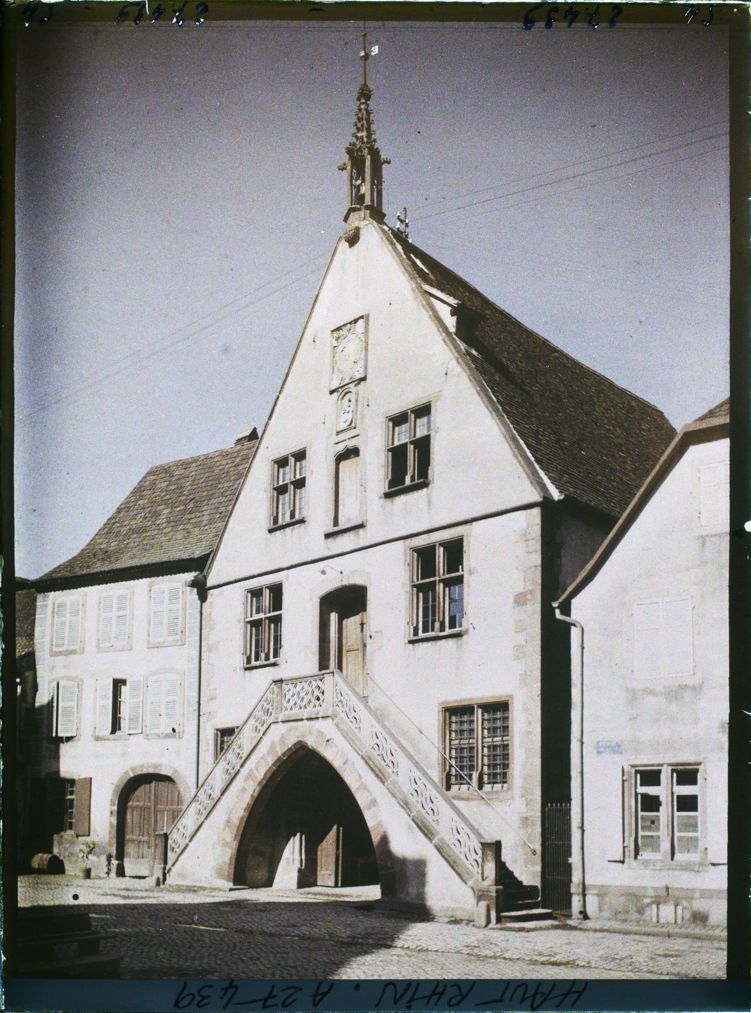 Image représentant France, Ammerschwihr, Vieille Maison près de l'Hôtel de Ville servant aux Sociétés