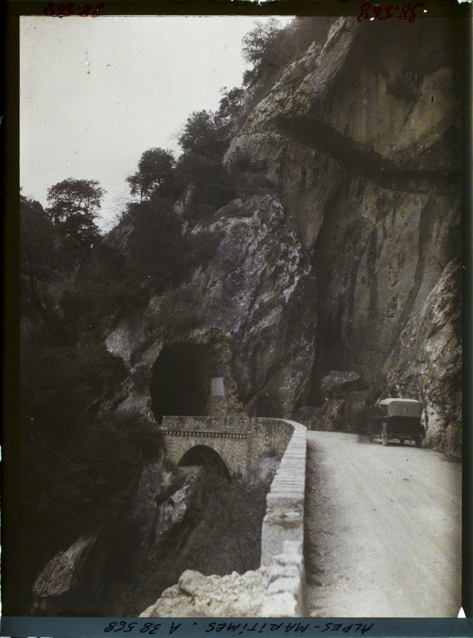 Image représentant L'entrée du tunnel du saut du Loup