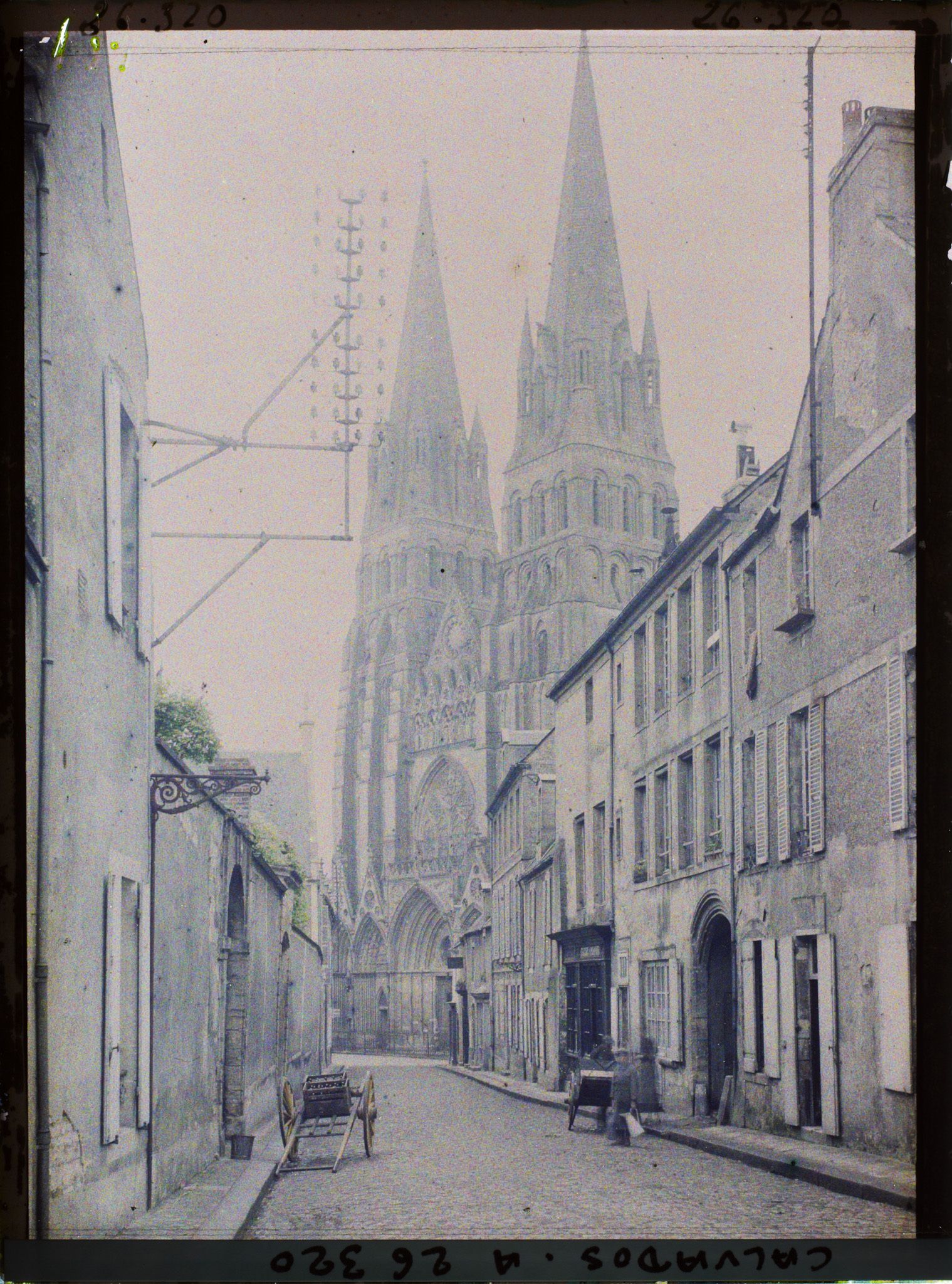 Image représentant La cathédrale Notre-Dame de Bayeux vue de la rue de l'ancien château