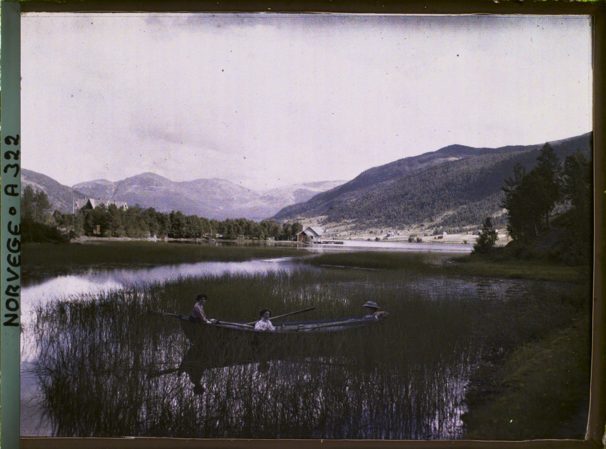 Image représentant Trois femmes dans une barque sur un lac, entre Stalheim et Opheim