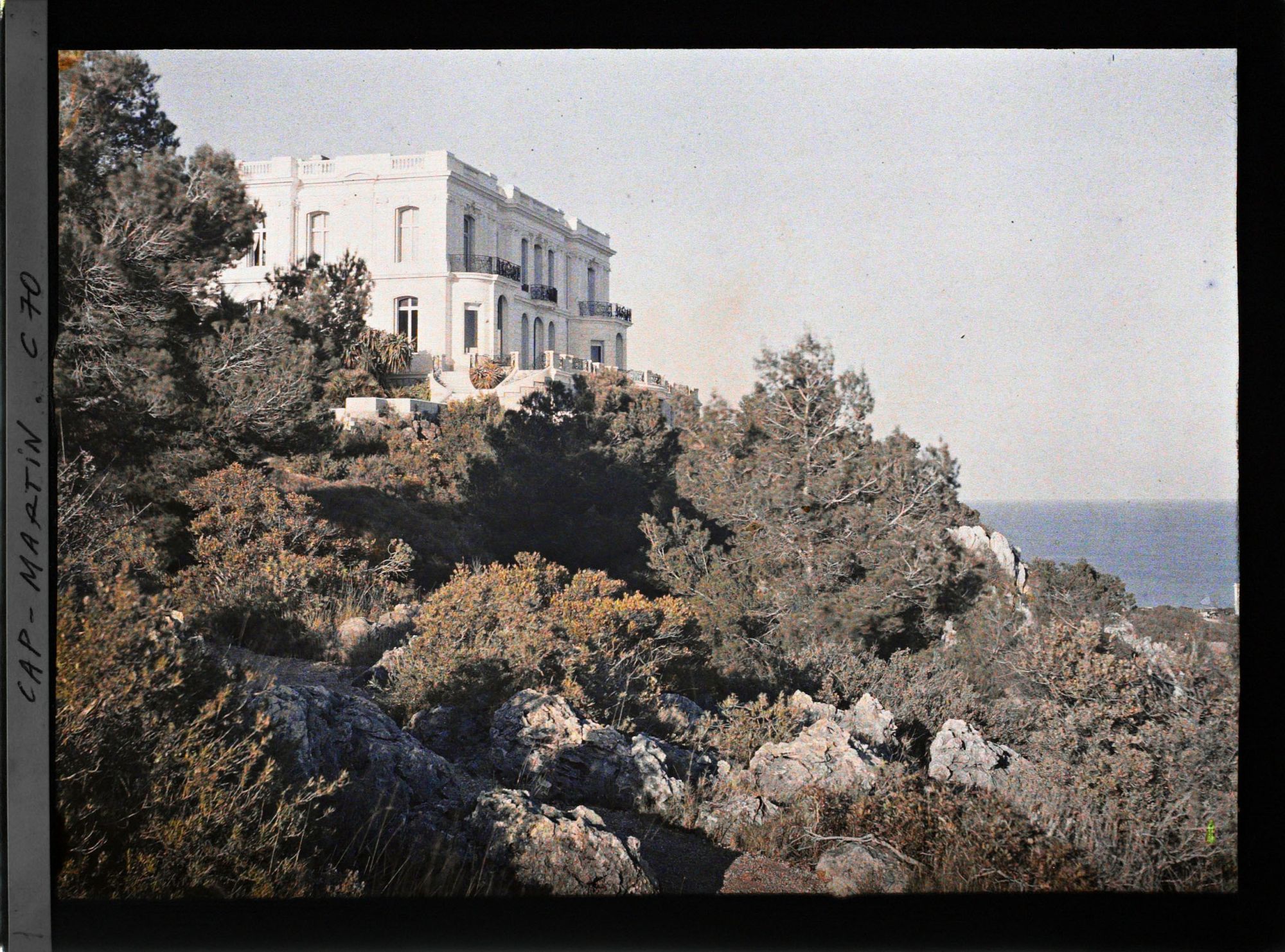Image représentant La villa Kahn encore appelée villa Zamir et pins sur l'aplomb rocheux qui se déroule à ses pieds