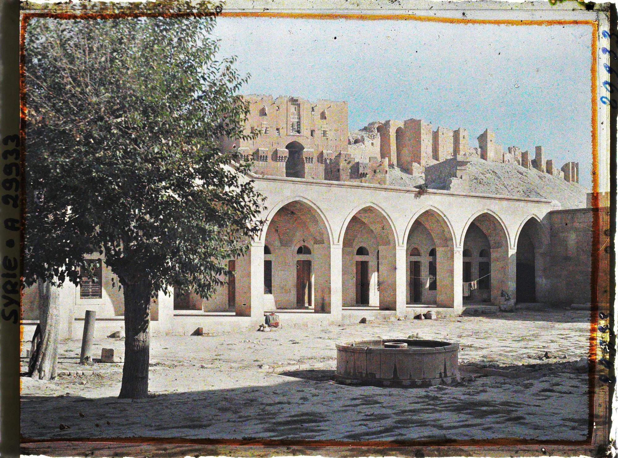 Image représentant Vue de la citadelle depuis la cour intérieur de la mosquée et madrasa Khusruwiyya au sud-ouest