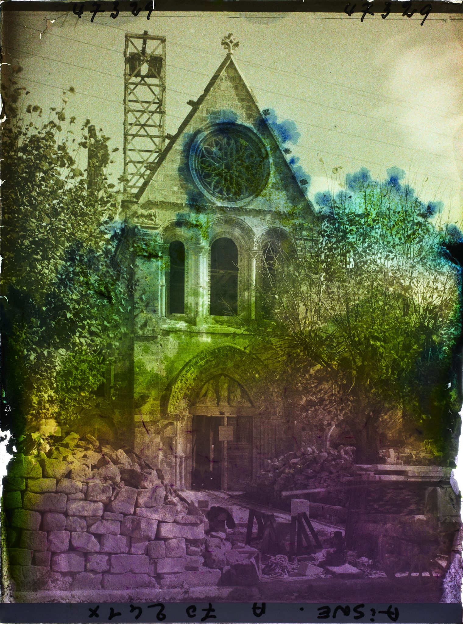 Image représentant Ensemble de l'église en reconstruction