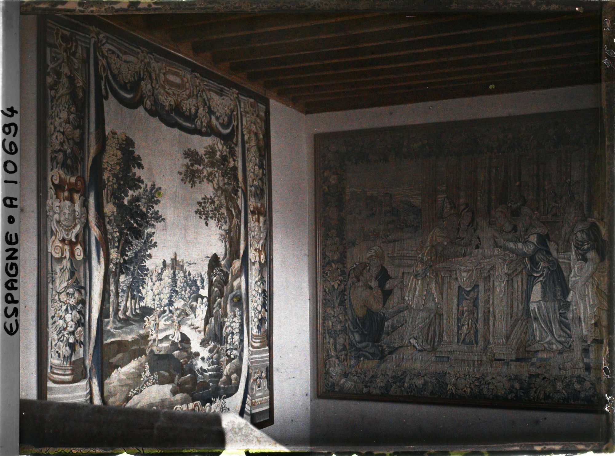 Image représentant Espagne, Avila, L'Escalier du Torreon avec les tapisseries et les faïences