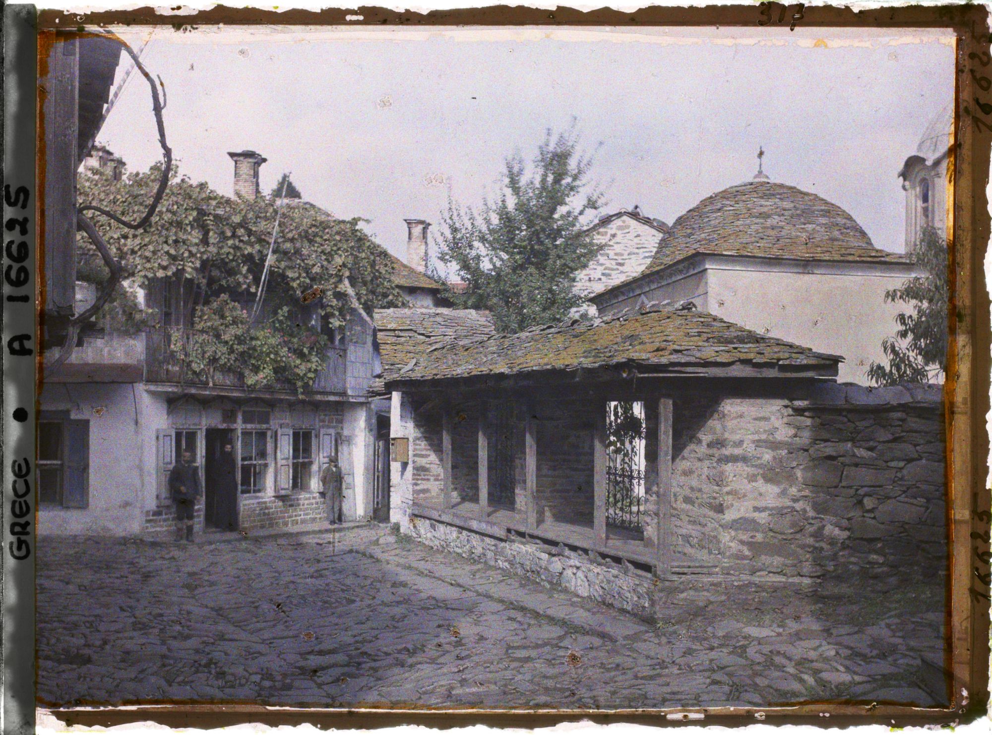 Image représentant Mont Athos, Karyès, Une rue à Karyès