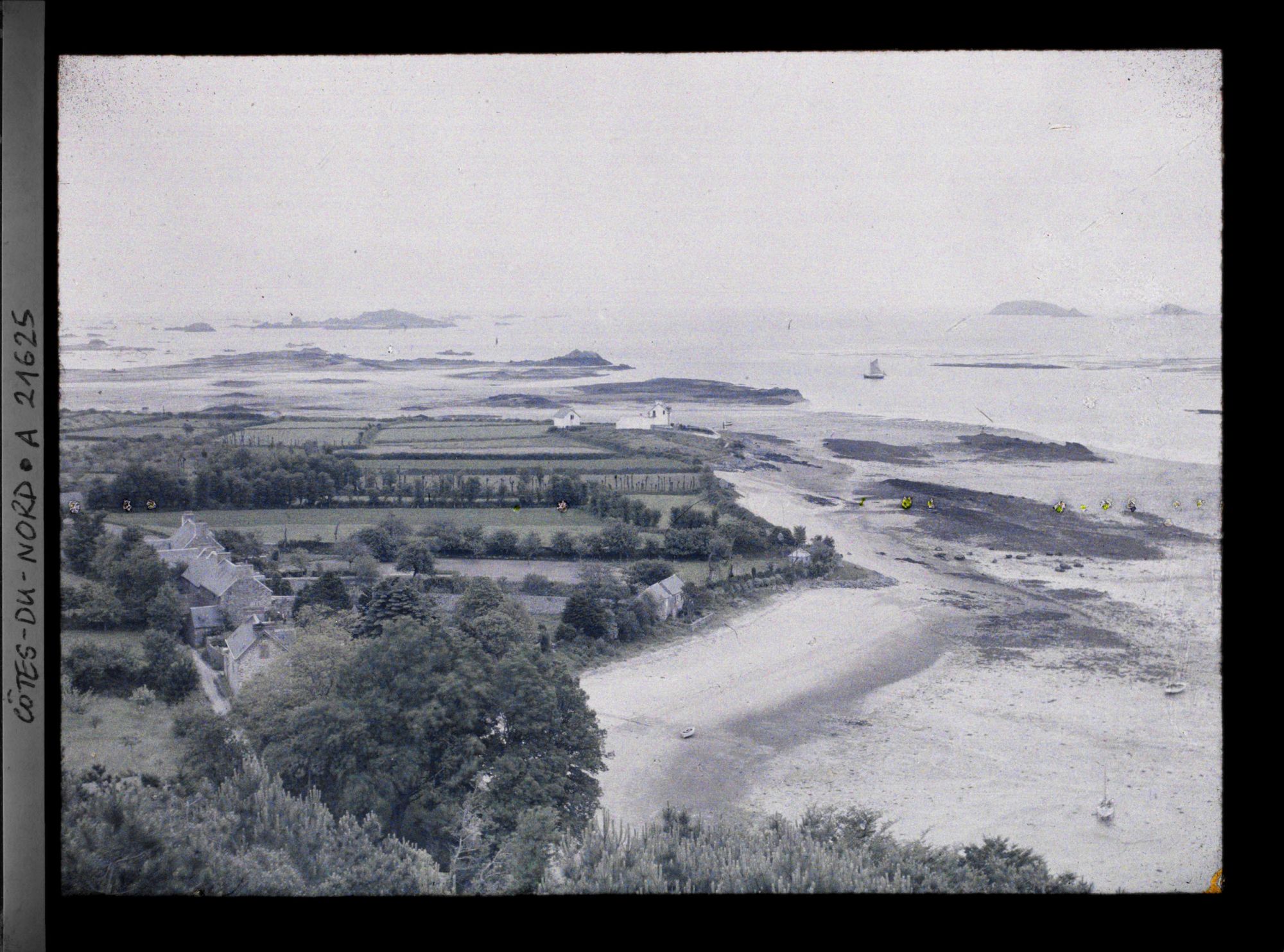 Image représentant La baie de Paimpol à marée basse vue de la tour de Kerroc'h